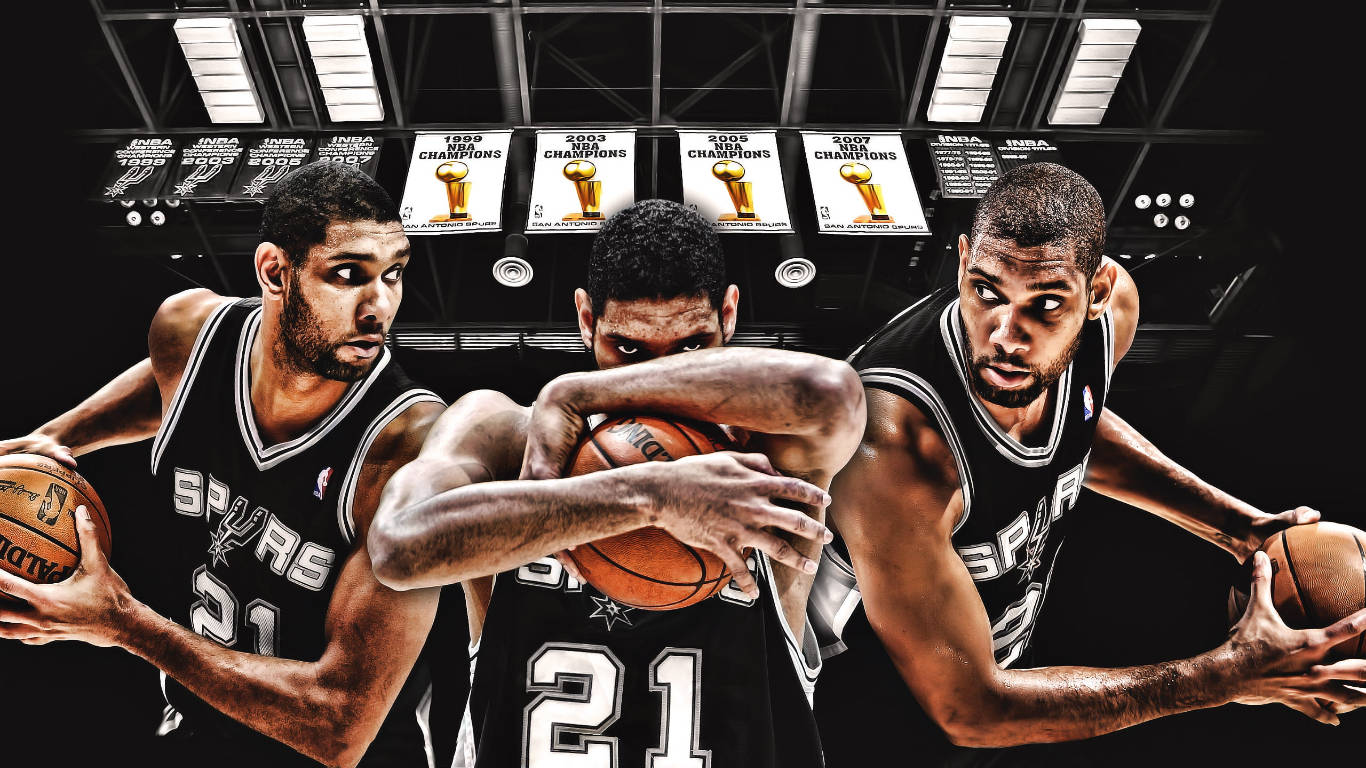 Spurs 桌布 壁紙 — 三個動態姿勢的提姆·鄧肯穿著馬刺球衣在戲劇性的場館內，在冠軍旗幟下緊握籃球。