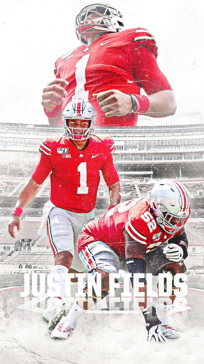 Ohio 桌布 壁紙 — 三個動態姿勢的足球員 Justin Fields 穿著紅色俄亥俄州立大學隊服，背景為體育場。