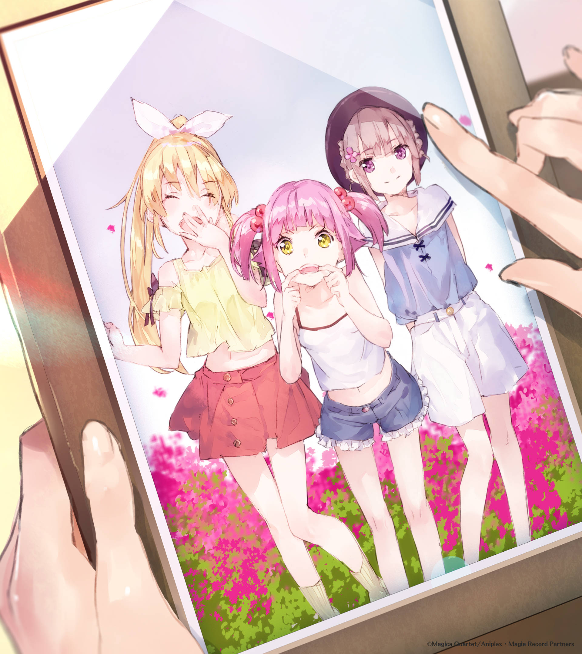 Madoka 桌布 壁紙 — 三個動漫女孩在充滿活力的粉紅色花田中，被捧在相框裡害羞地微笑。