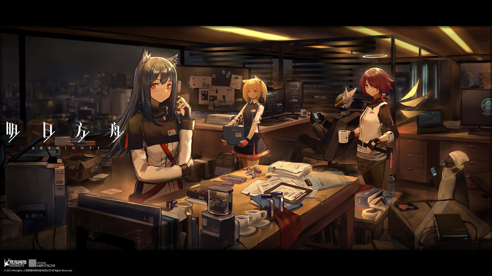 Arknights 4K 桌布 壁紙 — 三個動漫女孩在夜晚雜亂的辦公室裡，窗外可見城市燈光。