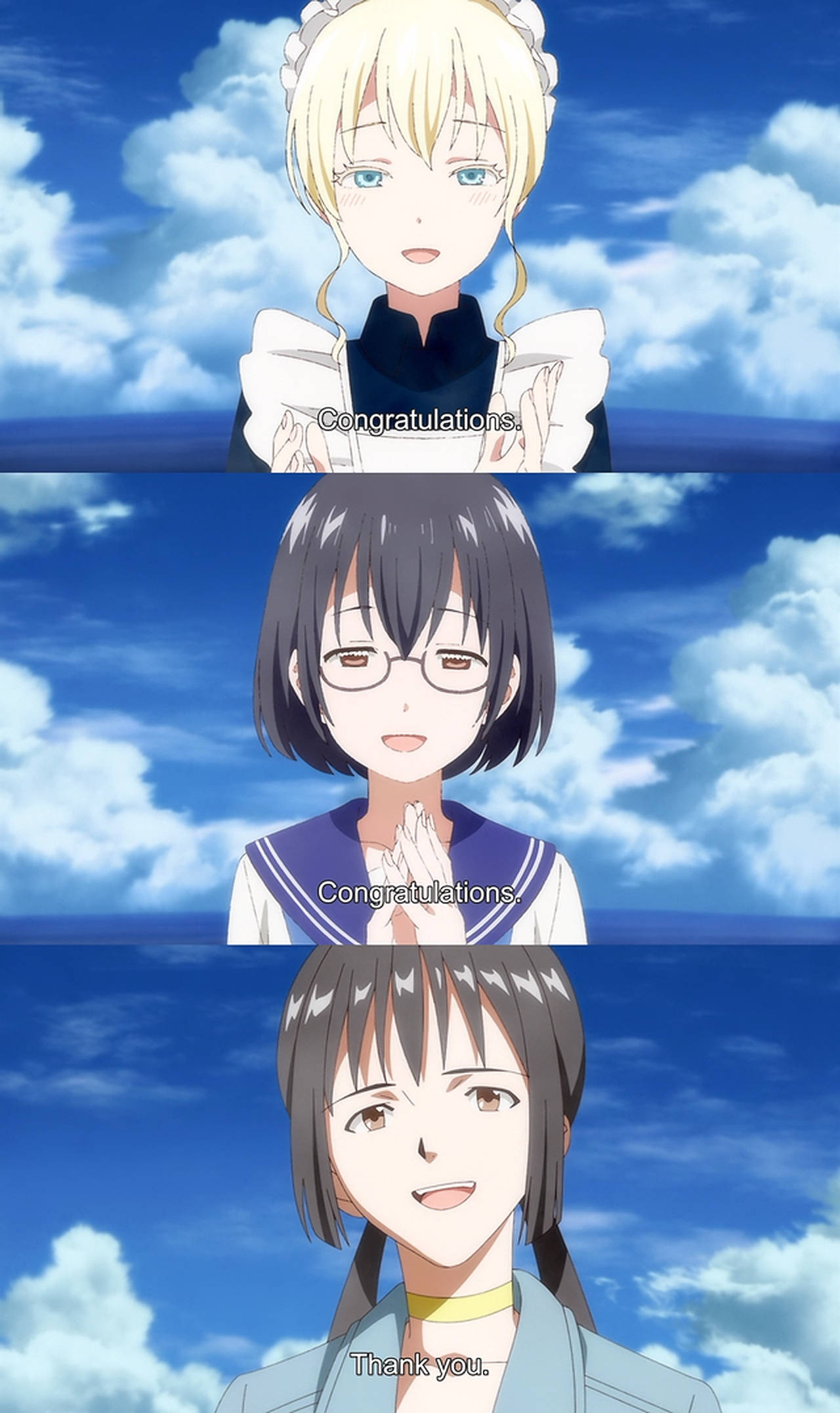 asobi asobase 桌布 壁紙 — 三個動漫女孩在明亮的藍天和蓬鬆的雲朵中，各自帶著愉快表情說恭喜或謝謝。