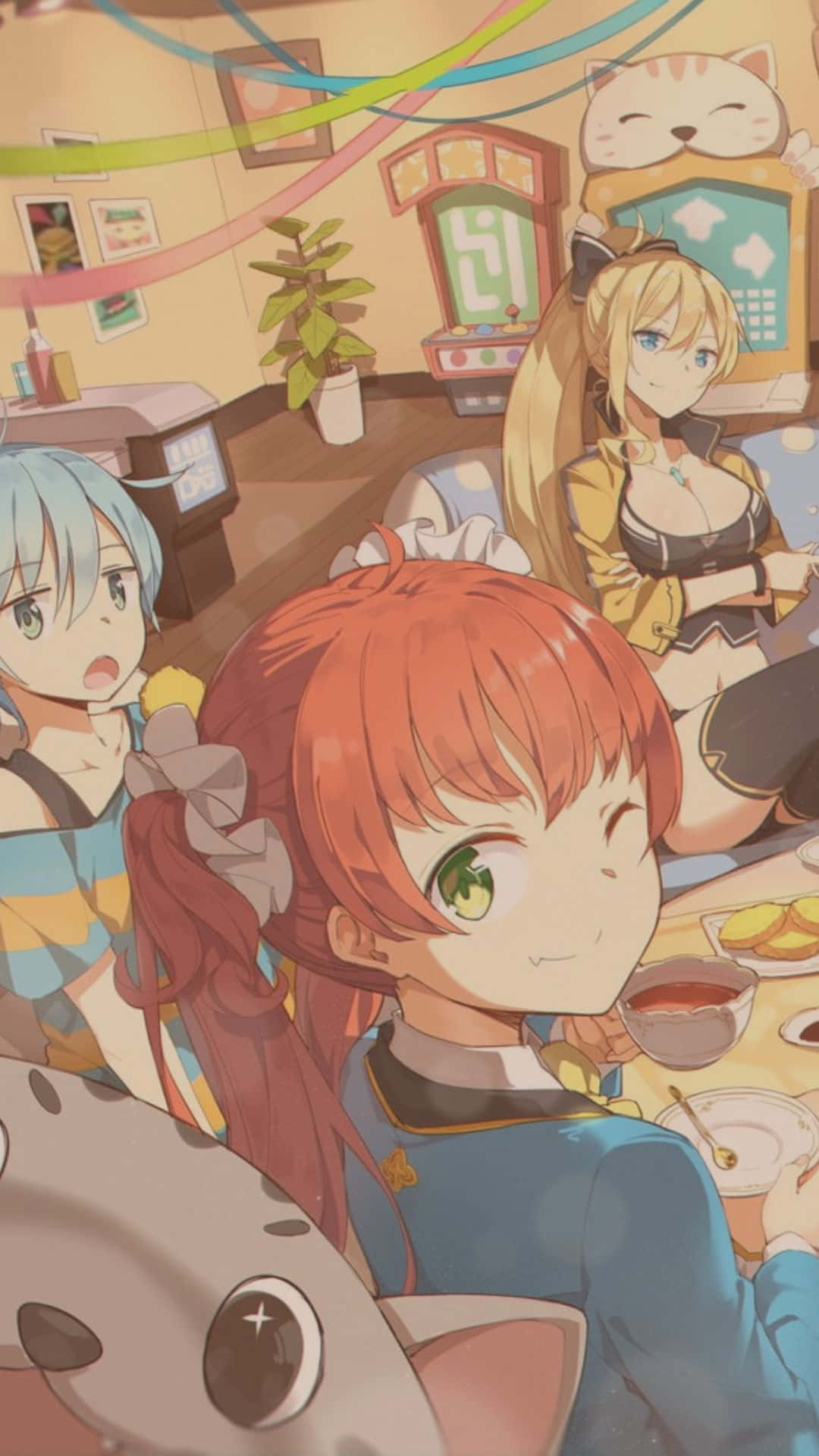 Cute Anime Girl 桌布 壁紙 — 三個動漫女孩在溫暖燈光的遊戲廳裡享用舒適的餐點，周圍有彩色綵帶和貓咪主題的機器。