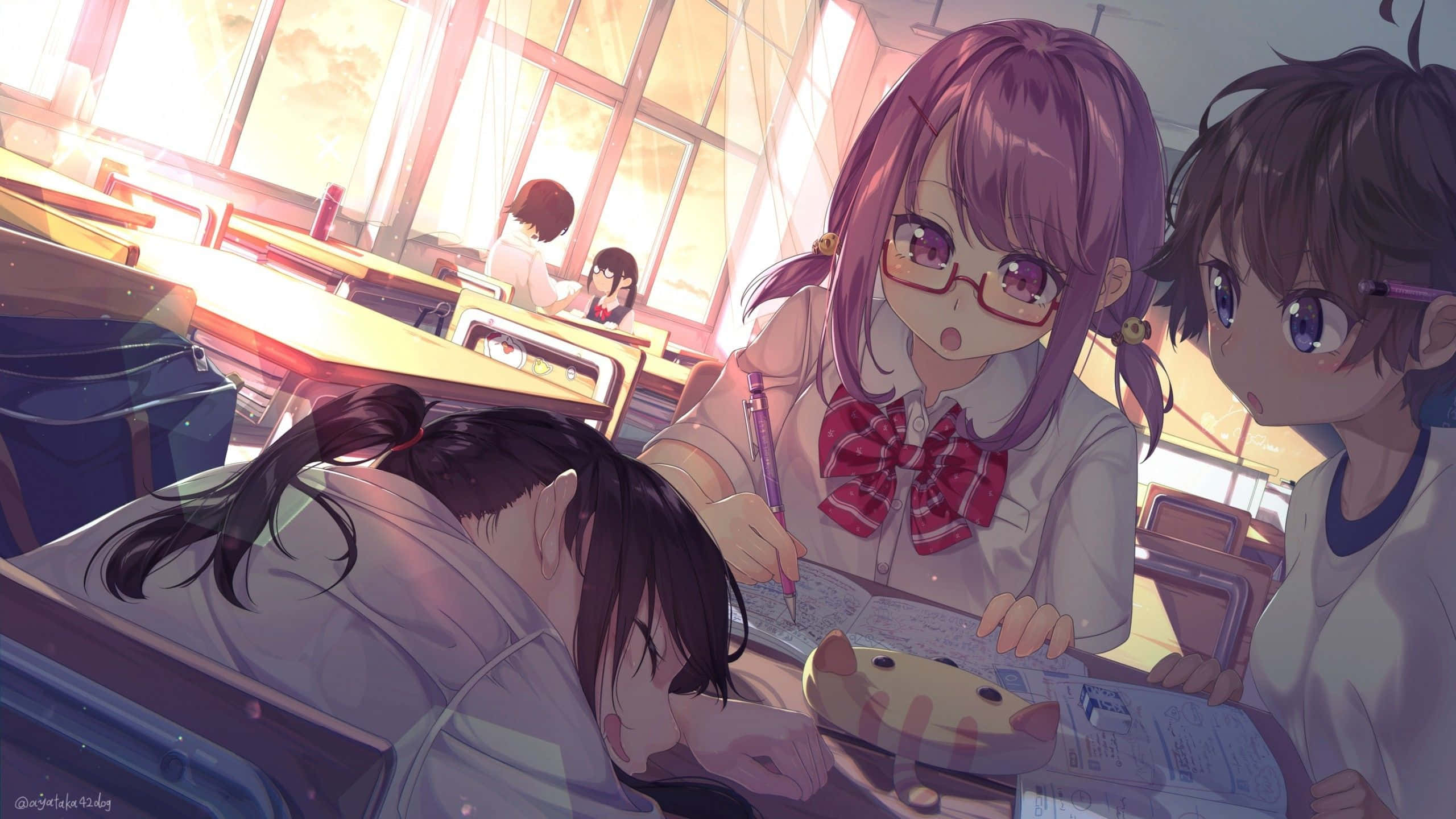 Anime Classroom 桌布 壁紙 — 三個動漫女孩在陽光明媚的教室裡，一個在書桌上睡覺，另外兩個一起學習，溫暖的金色光線透過窗戶照射進來。