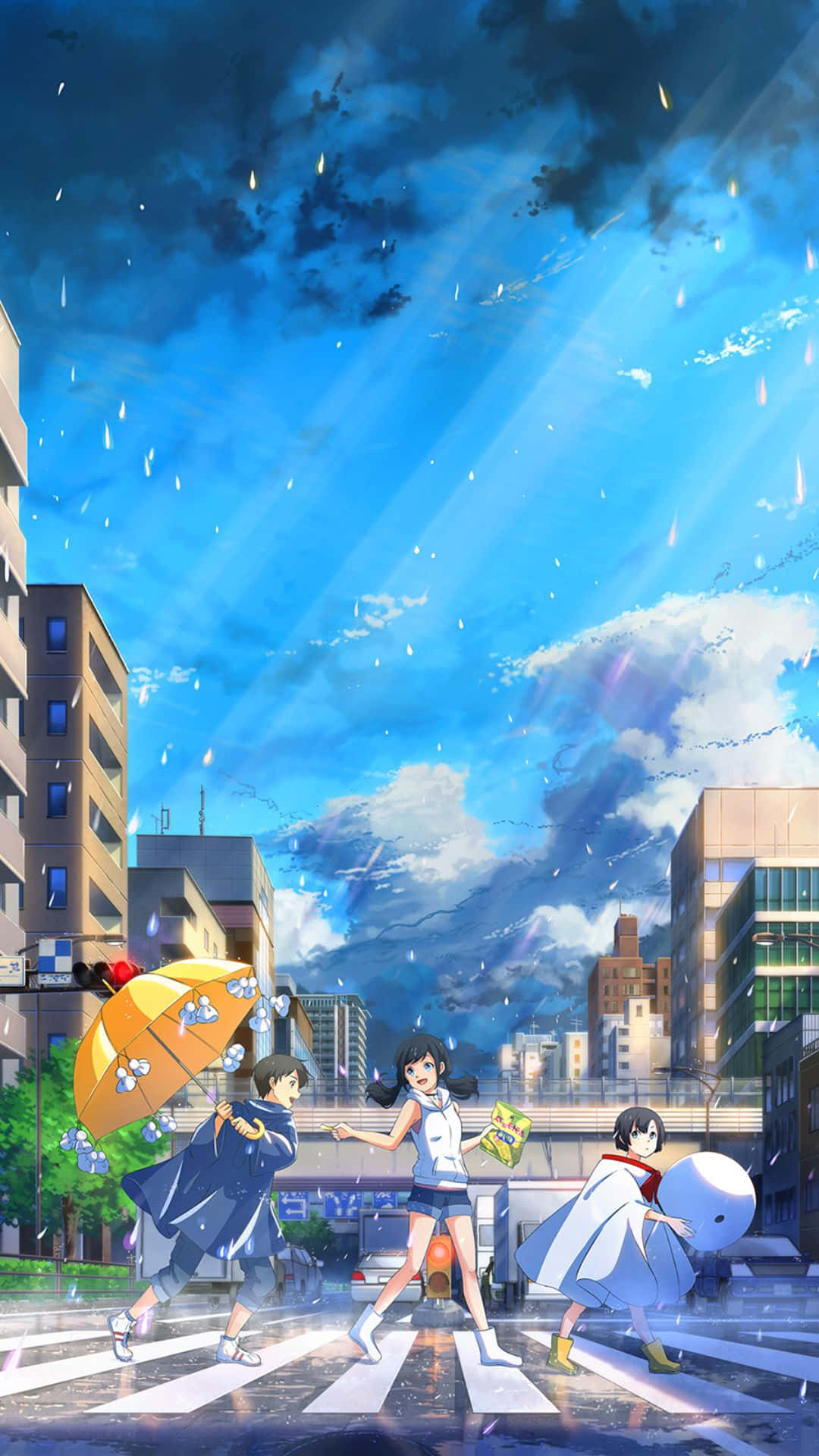 天氣之子 桌布 壁紙 — 三個動漫女孩在雨中城市街道上奔跑，天空是戲劇性的藍色，陽光穿過雲層。