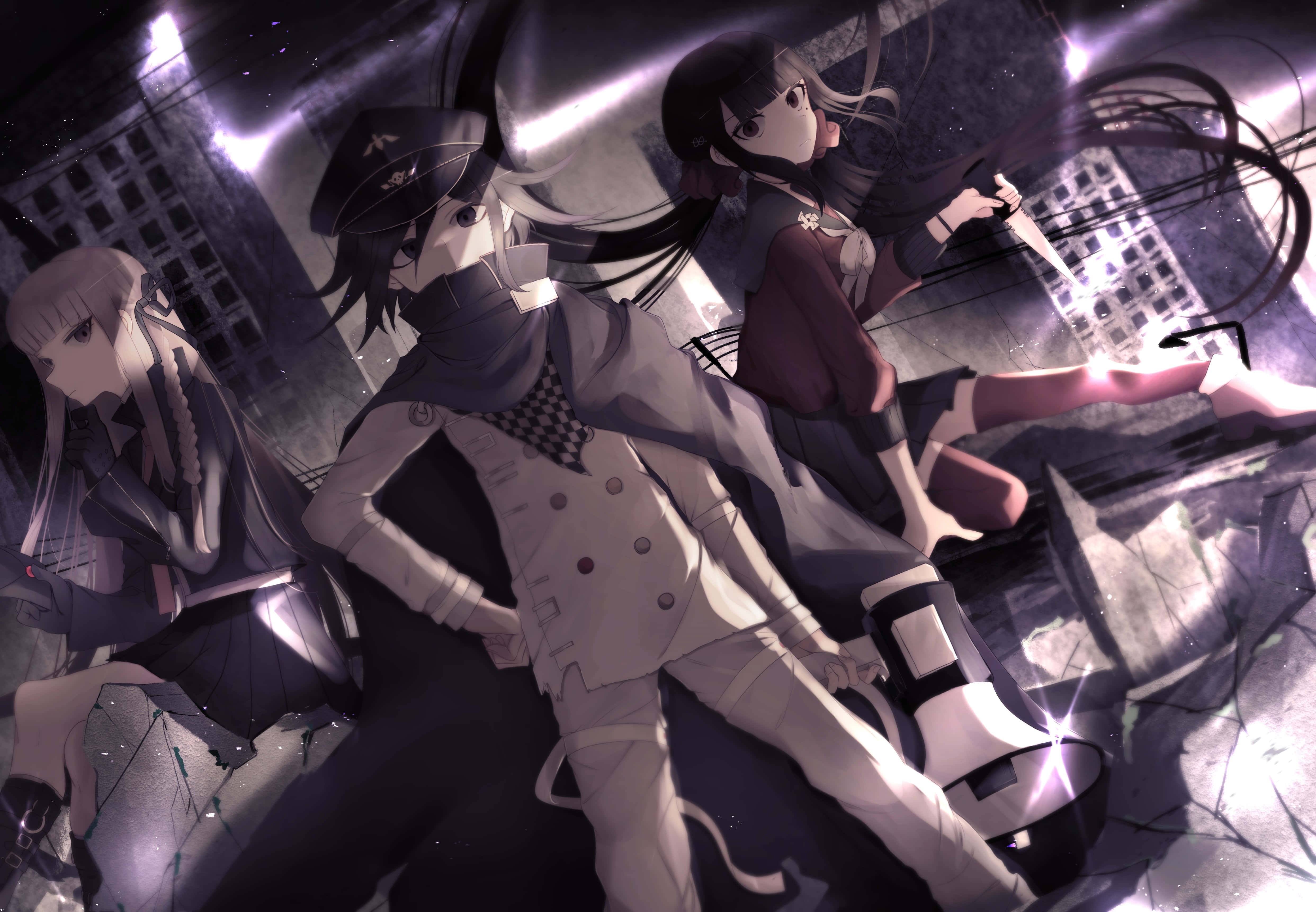 Danganronpa 1 桌布 壁紙 — 三個動漫女孩在黑暗的城市廢墟中，在發光的紫色燈光下戲劇性地擺姿勢，周圍有破碎的玻璃和碎片。