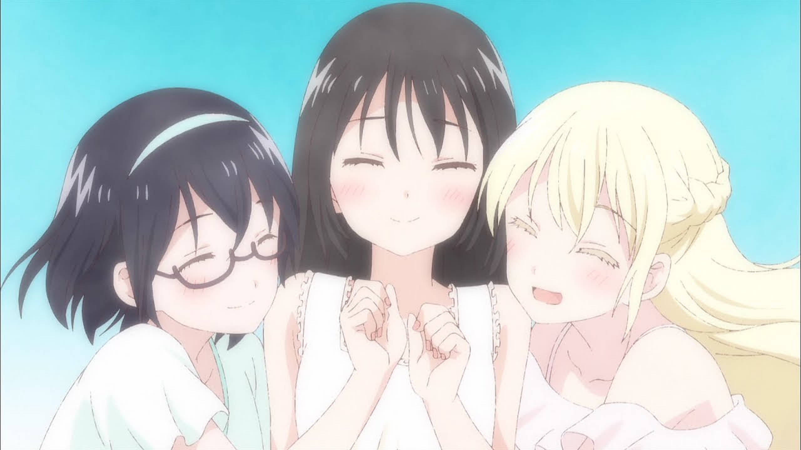 asobi asobase 桌布 壁紙 — 三個動漫女孩帶著喜悅的表情，在柔和的藍天背景下擠在一起。