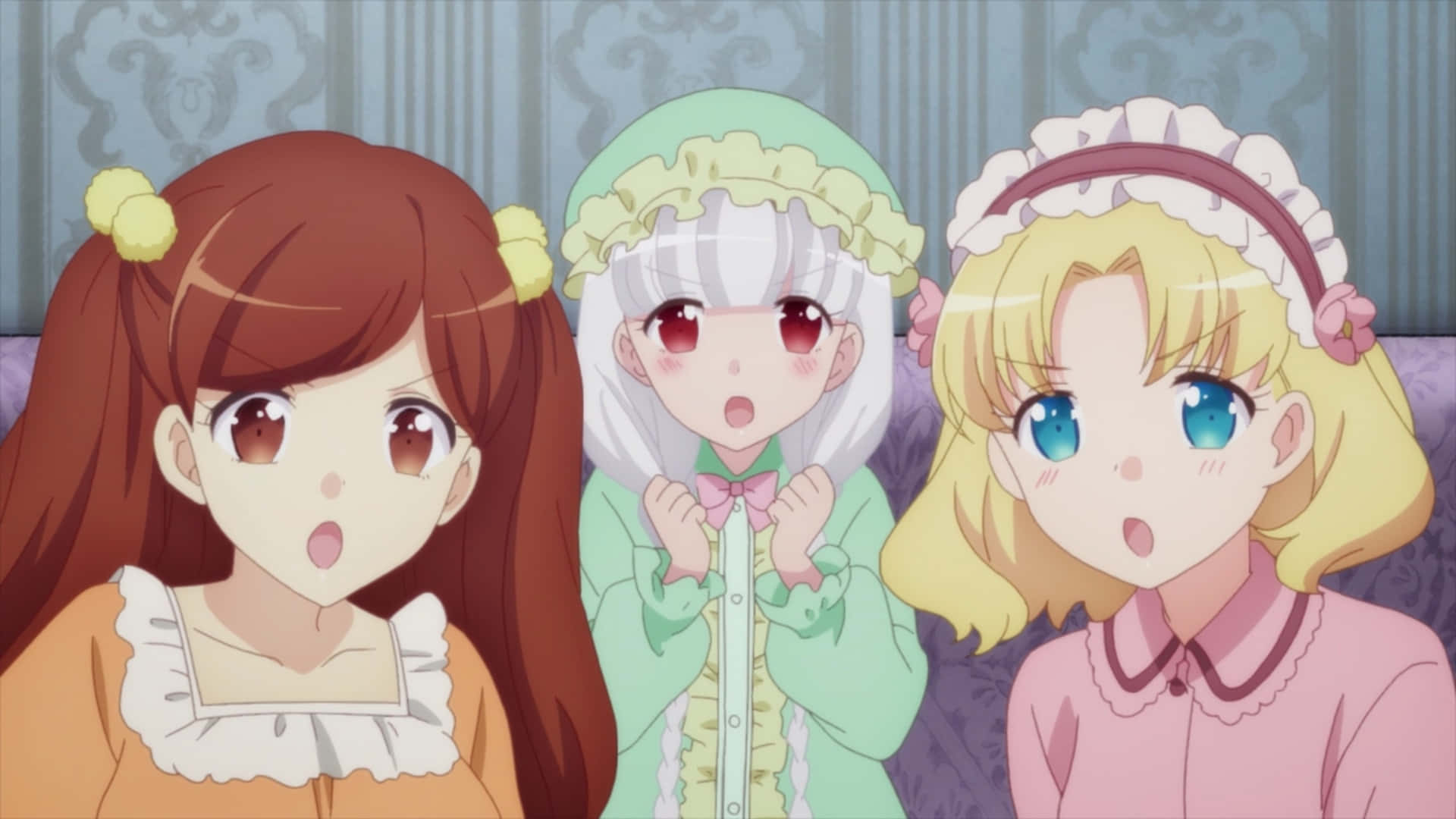My Next Life As A Villainess All Routes Lead To Doom 桌布 壁紙 — 三個動漫女孩睜大眼睛，表情驚訝，一起坐在裝飾華麗的房間裡。