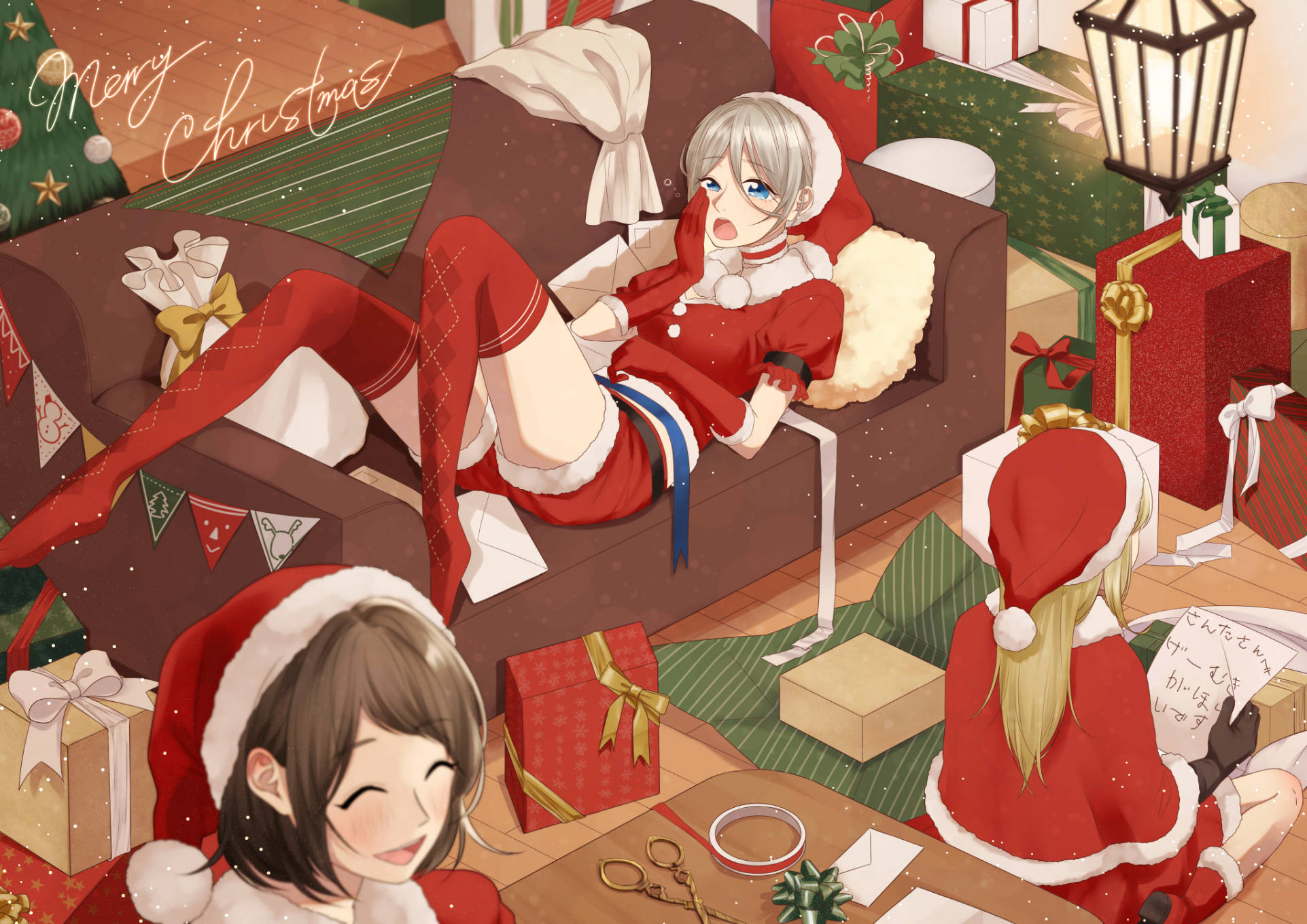 聖誕節 桌布 壁紙 — 三個動漫女孩穿著喜慶的紅色聖誕老人服裝，在舒適的客廳裡，在聖誕禮物和裝飾品中放鬆。