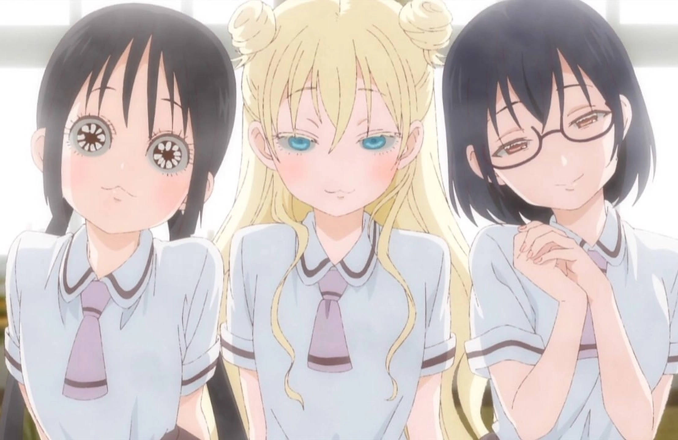 asobi asobase 桌布 壁紙 — 三個動漫女孩穿著相配的校服並排站立，表情和髮型各異。