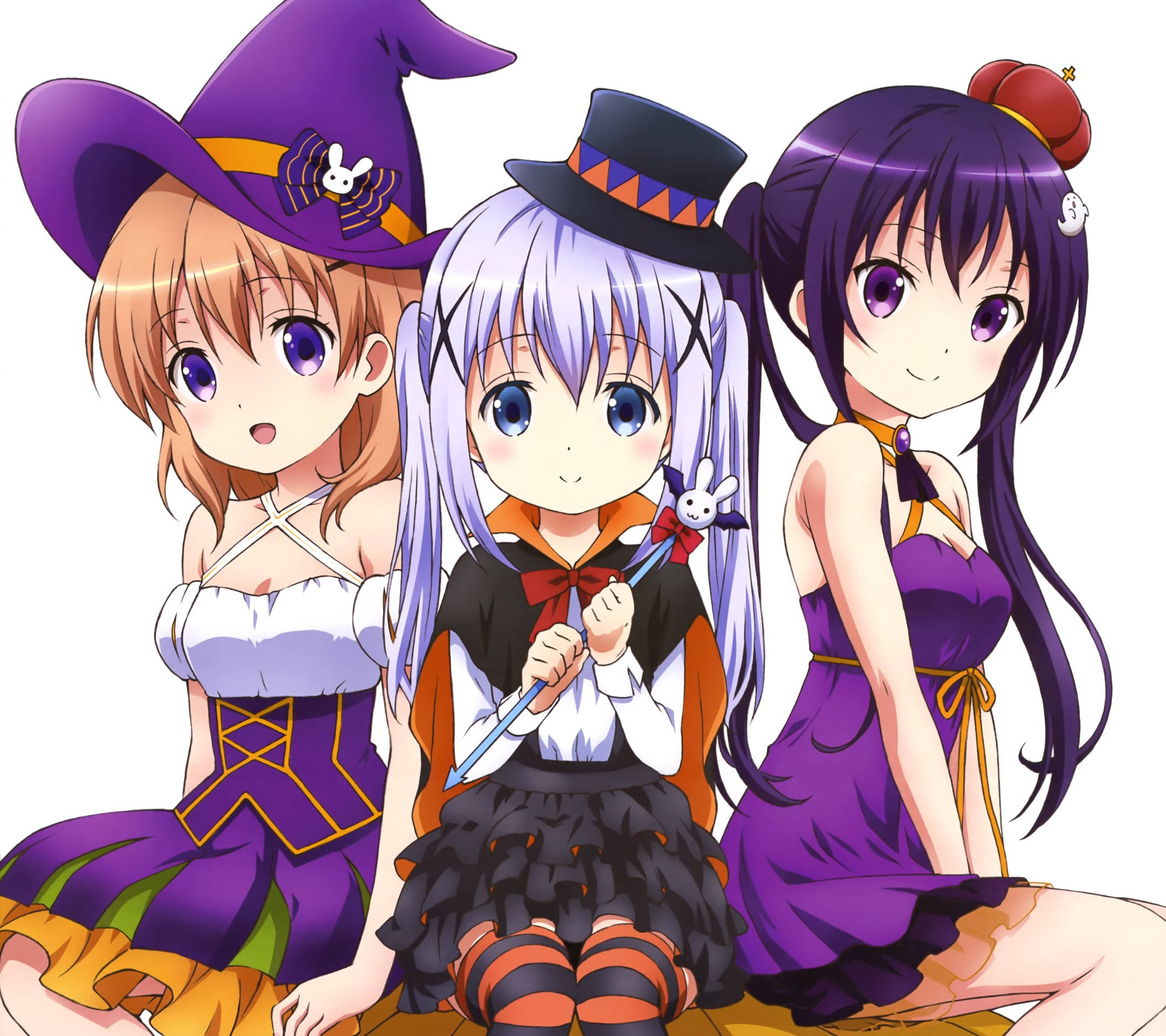 Anime Halloween 桌布 壁紙 — 三個動漫女孩穿著萬聖節服裝，在純白色背景前開心地擺姿勢。