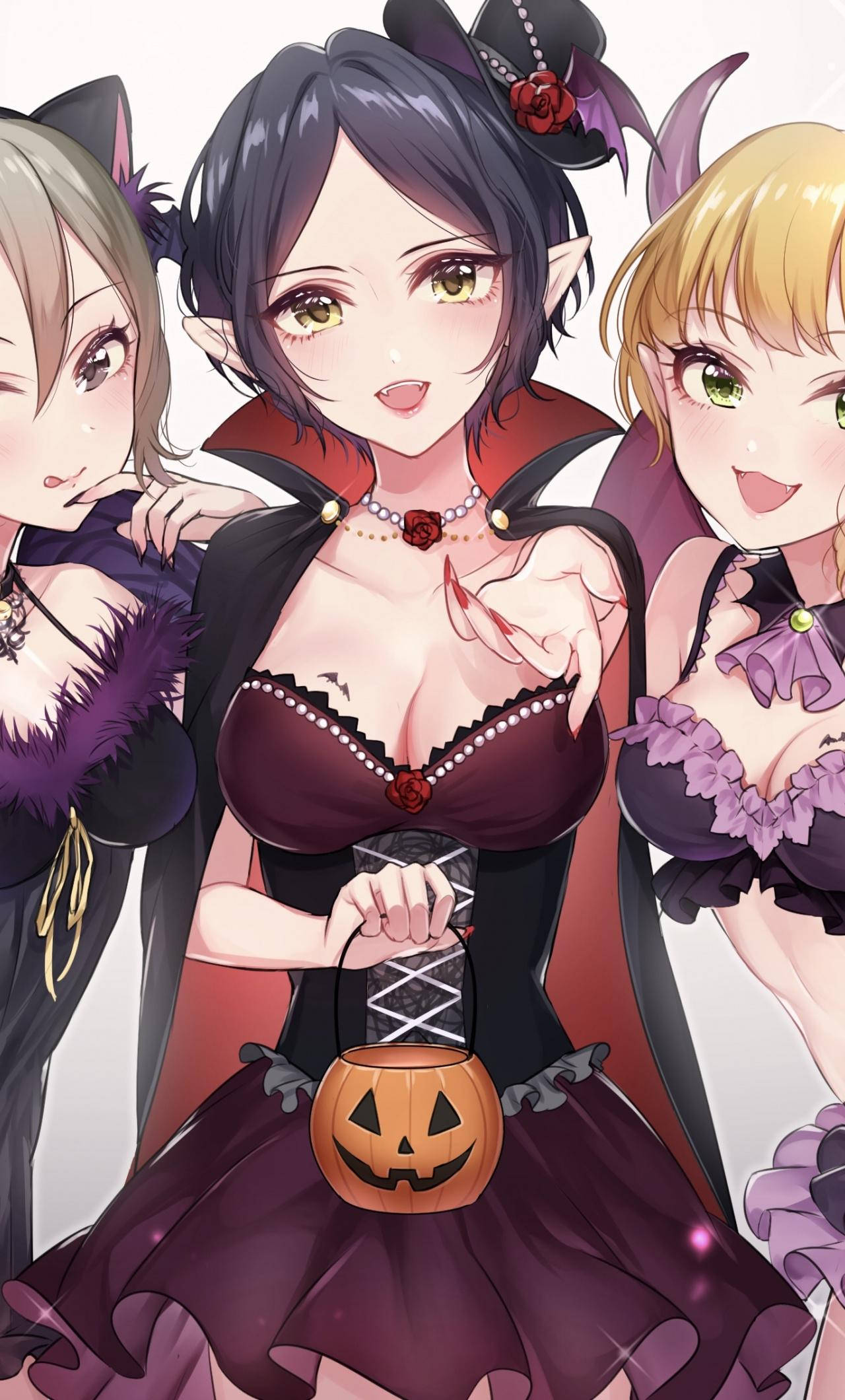 HD anime phone 桌布 壁紙 — 三個動漫女孩穿著萬聖節服裝，與一個傑克南瓜燈合影，其中一個拿著蝙蝠形狀的帽子。