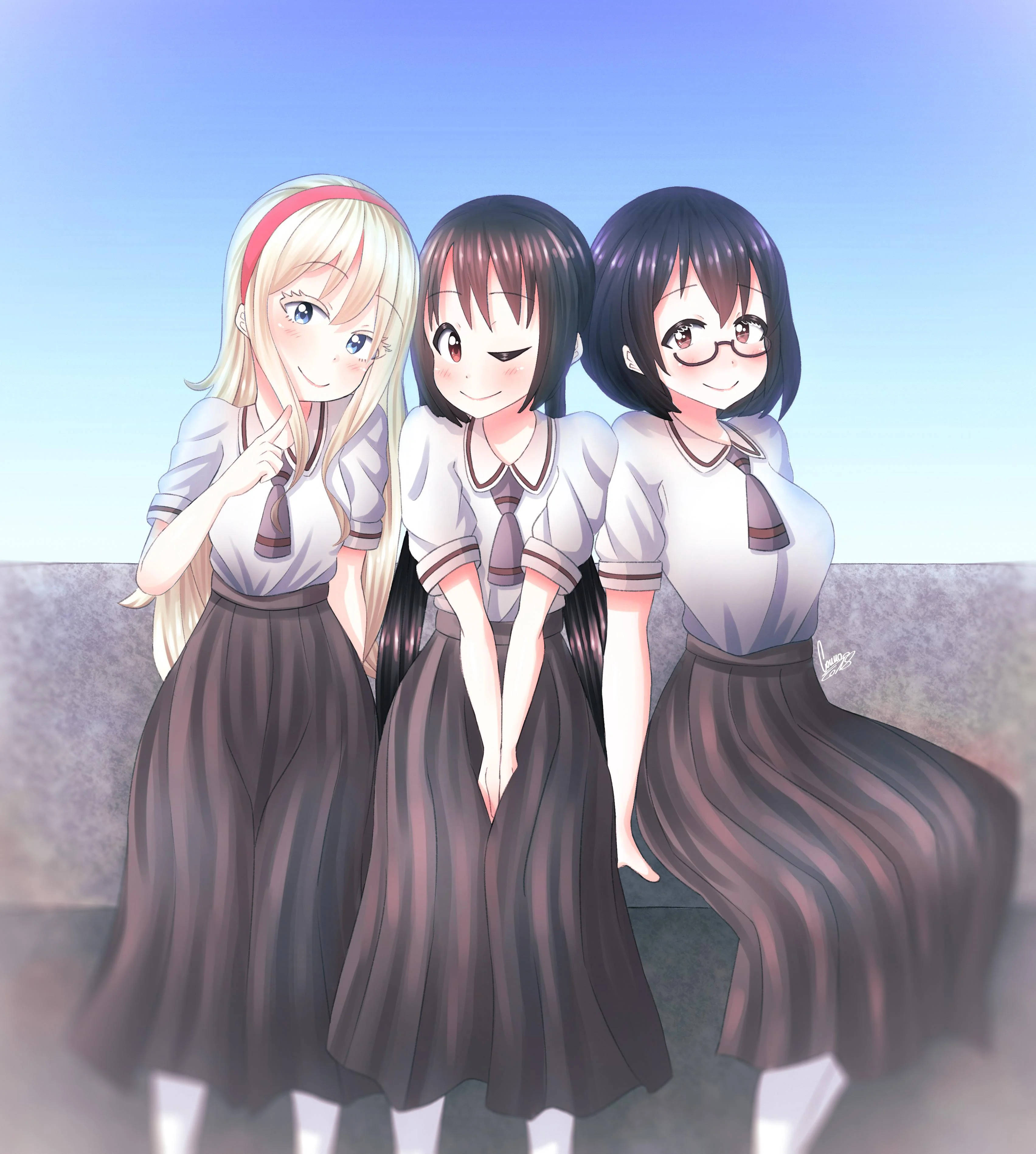 asobi asobase 桌布 壁紙 — 三個動漫女學生穿著校服，在柔和的藍天背景下開心地微笑。