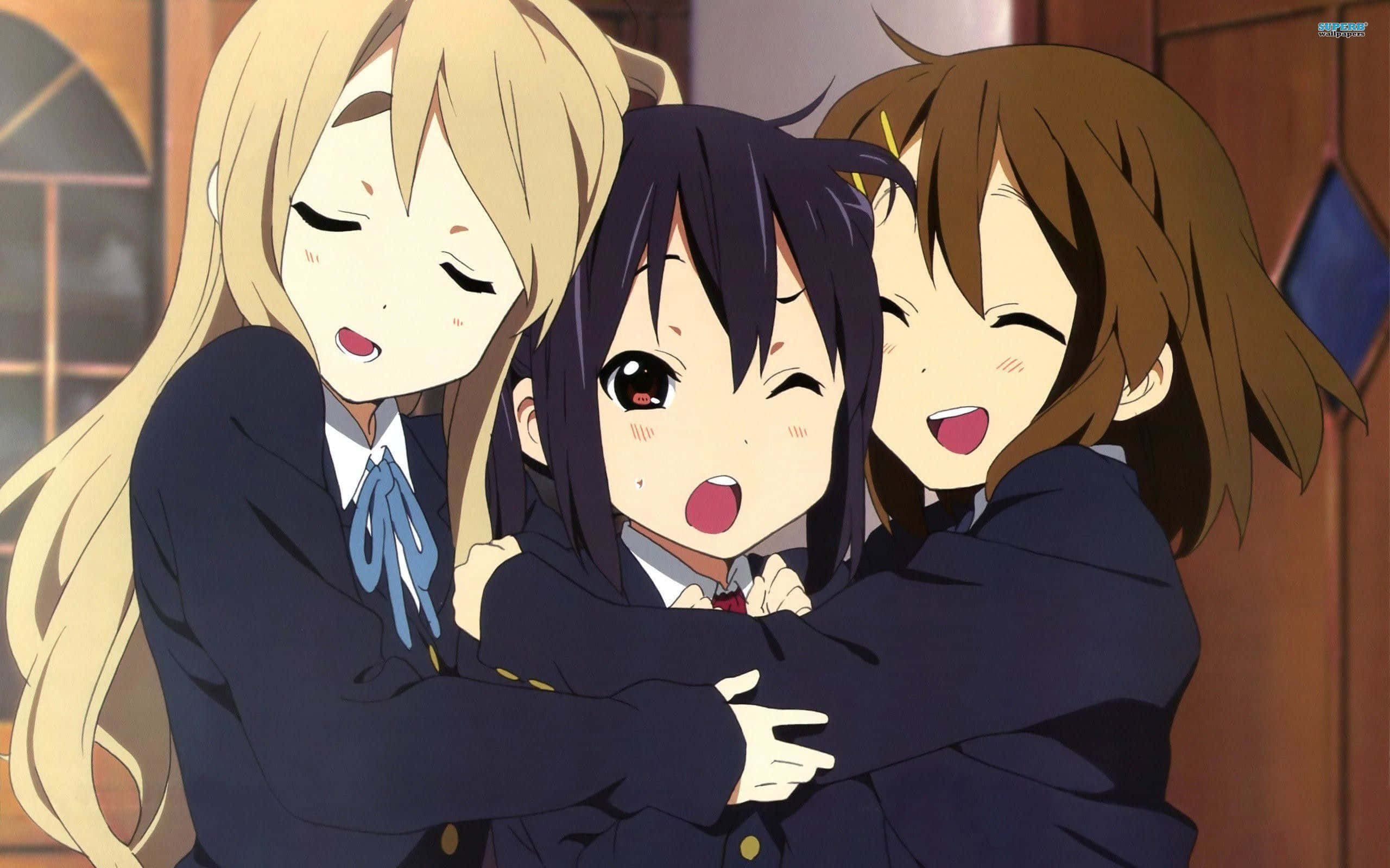 Friends 桌布 壁紙 — 三個動漫女學生穿著校服，在溫暖照明的木房間裡緊緊擁抱，表情喜悅。