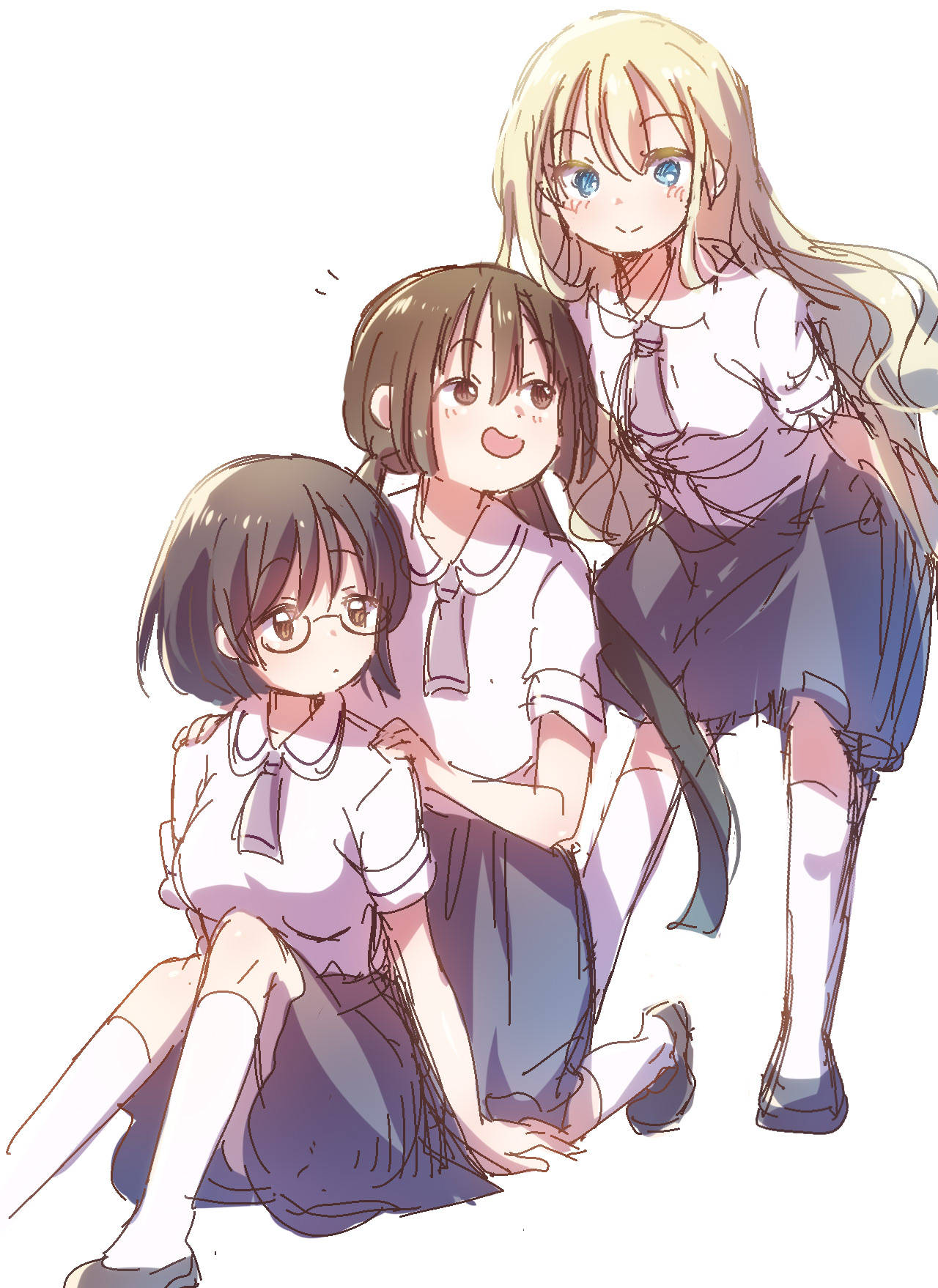 asobi asobase 桌布 壁紙 — 三個動漫女學生穿著校服，在純白背景前一起擺姿勢，露出溫暖的笑容。