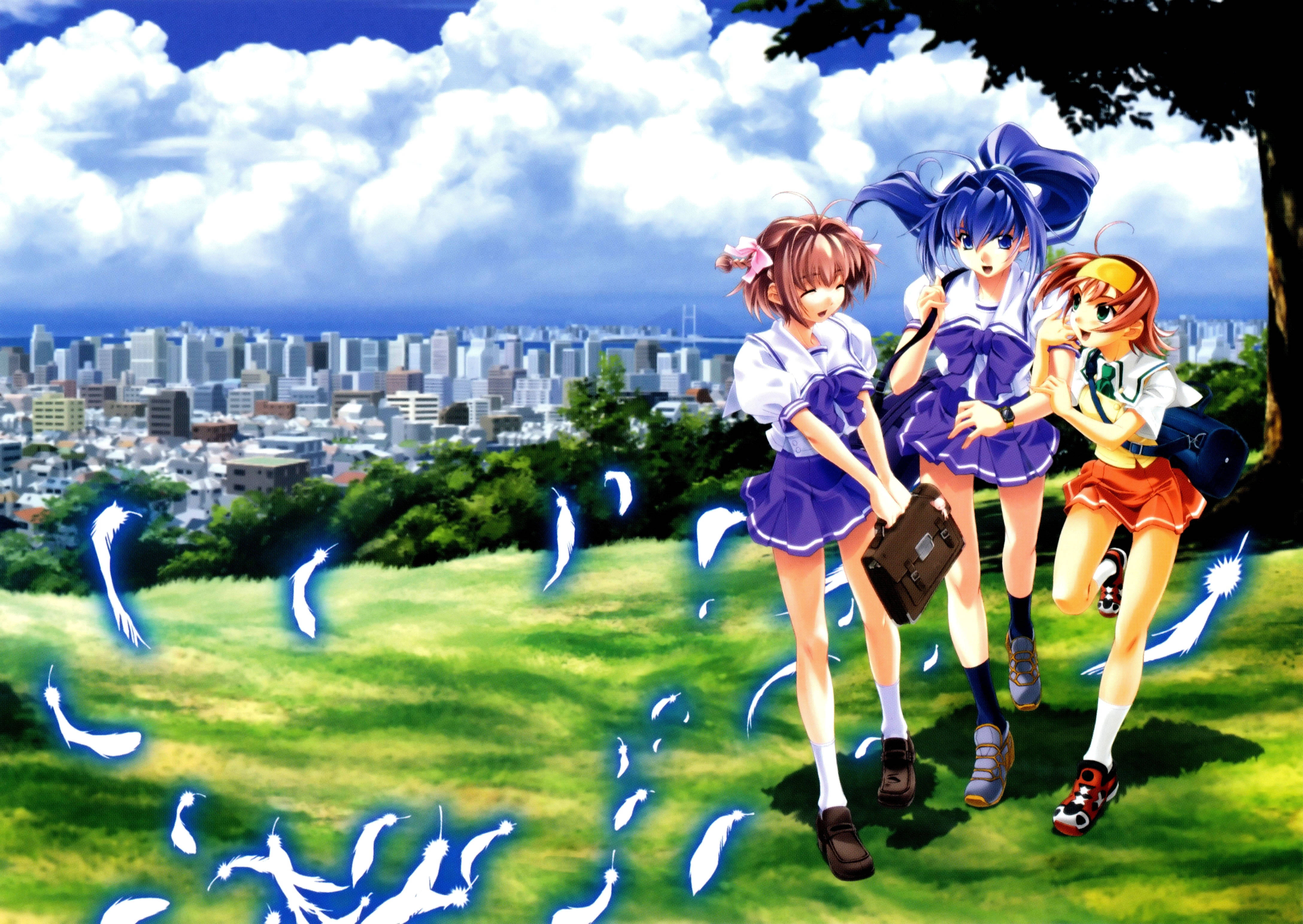 kimi ga nozomu eien 桌布 壁紙 — 三個動漫女學生穿著校服，站在長滿草的山丘上，俯瞰著在藍天白雲下延伸的城市。