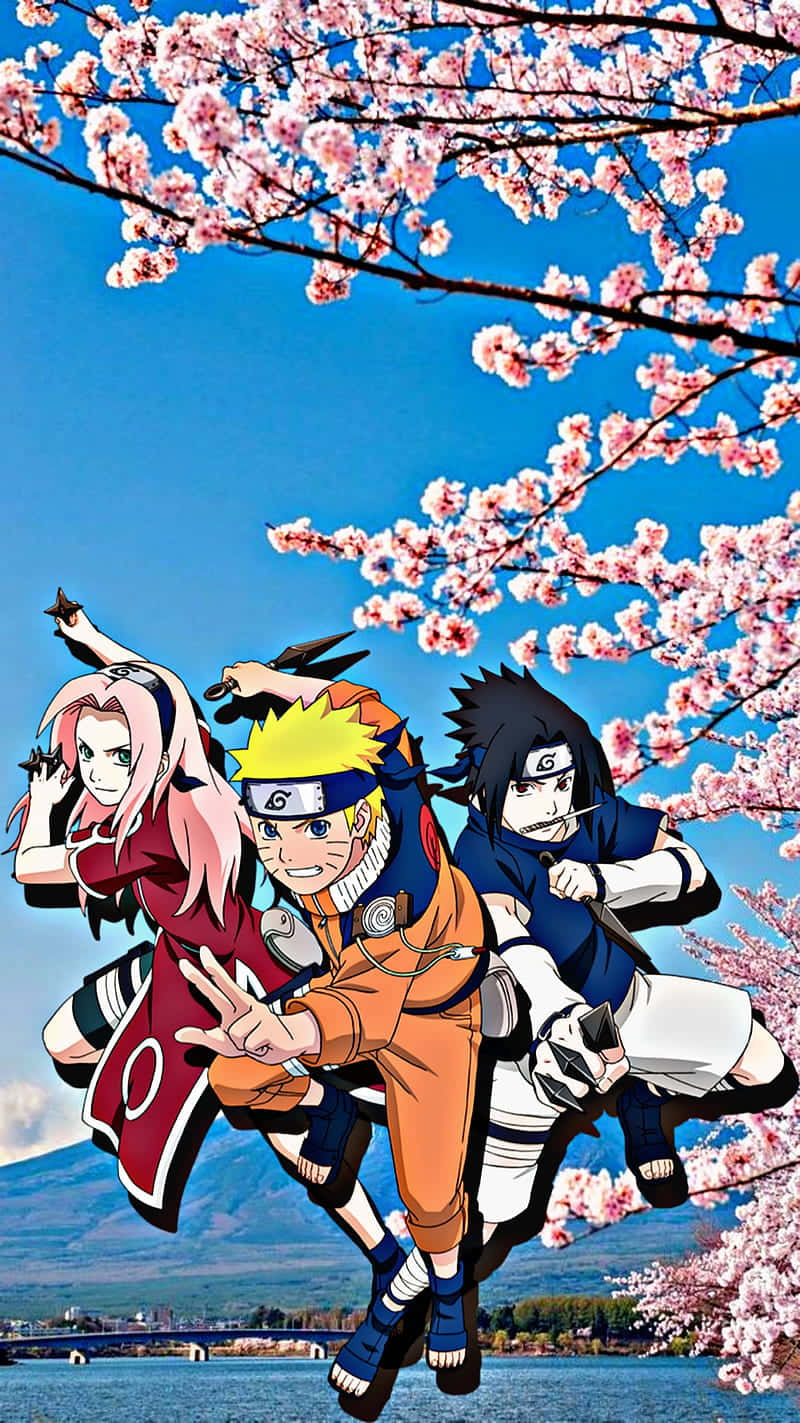 Sasuke Sakura 桌布 壁紙 — 三個動漫忍者角色在粉紅色櫻花樹冠下跳躍，背景是清澈的藍天。