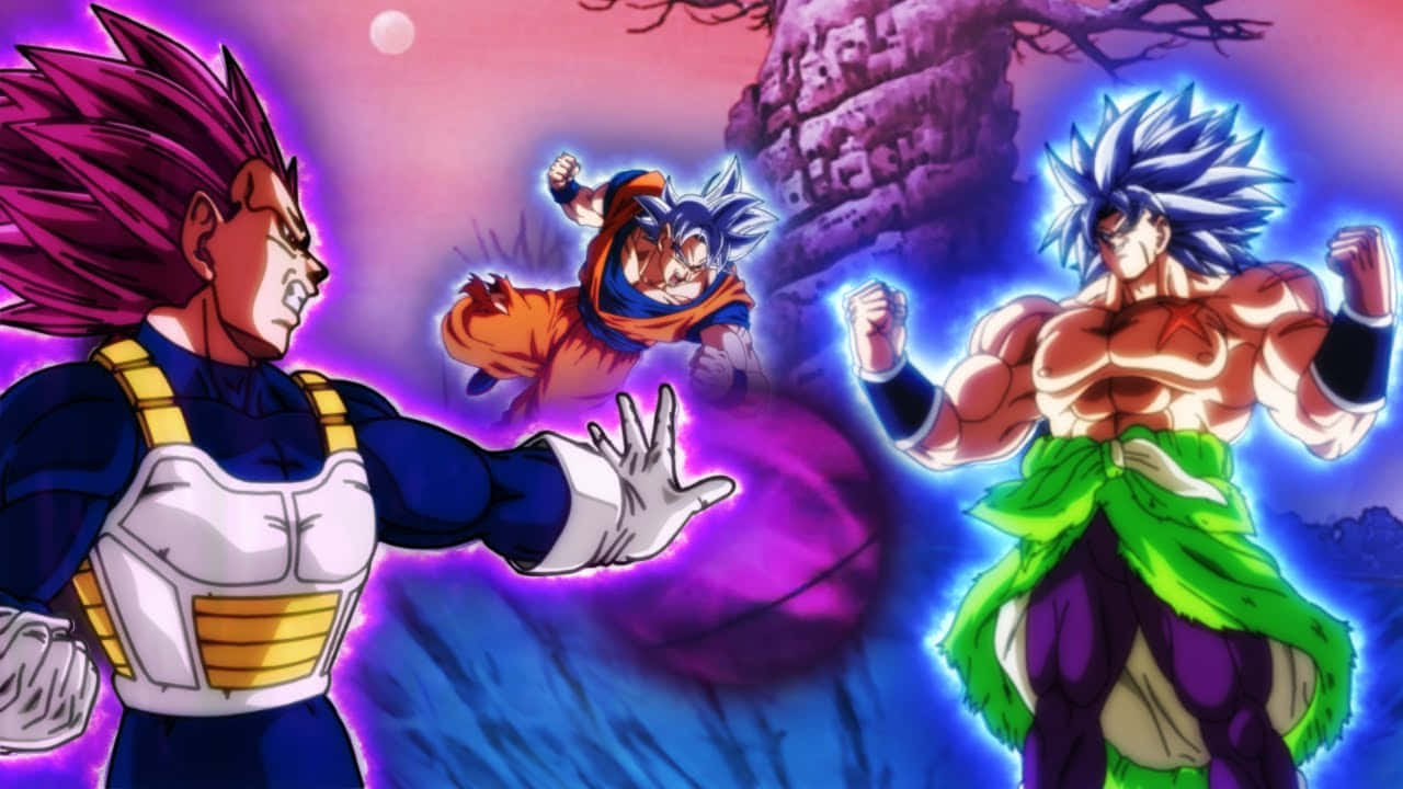Vegeta And Broly 桌布 壁紙 — 三個動漫戰士以發光的能量姿勢，在滿月映襯下，於超現實的紫色和藍色天空中交鋒。