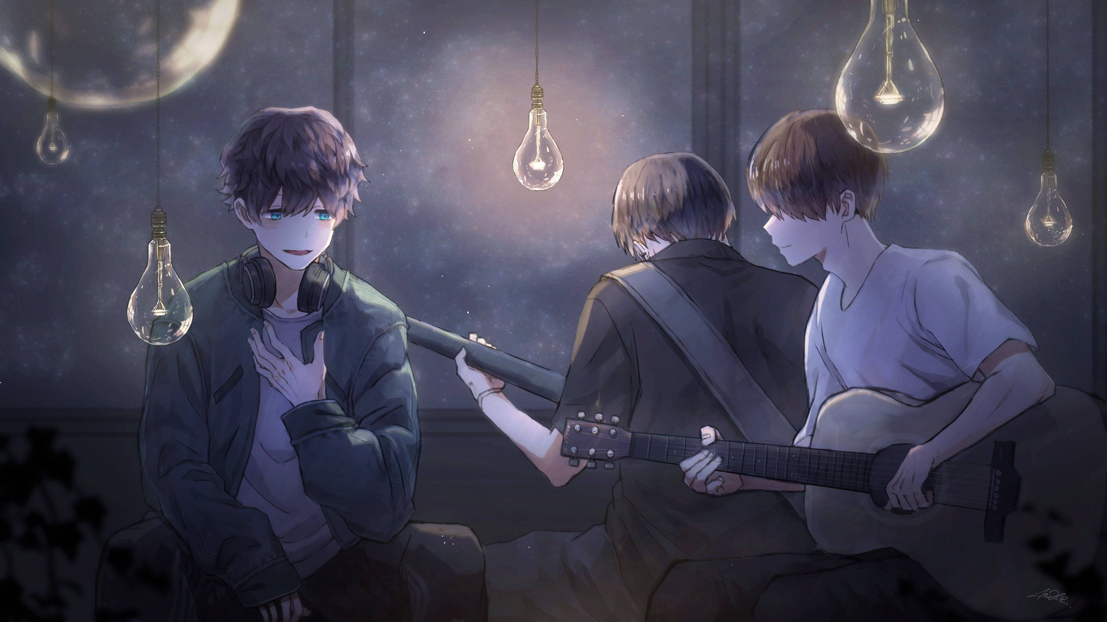 Anime Gaming 桌布 壁紙 — 三個動漫男孩坐在發光的燈泡下，背景是星空，一個彈吉他，另一個專心聆聽。