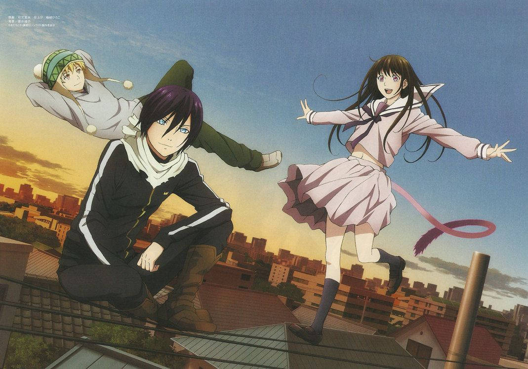 Noragami 桌布 壁紙 — 三個動漫角色在充滿活力的日落城市景觀中歡快地跳過屋頂。