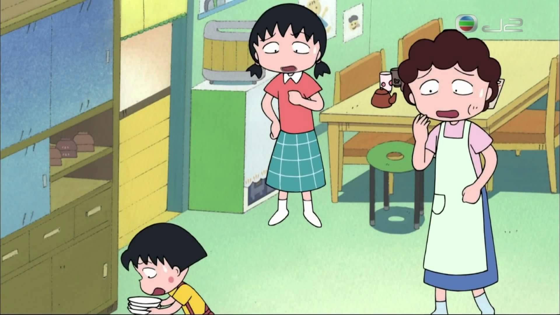 Chibi Maruko Chan 桌布 壁紙 — 三個動漫角色在廚房裡，一個小孩拿著盤子，兩個大人看起來很驚訝。