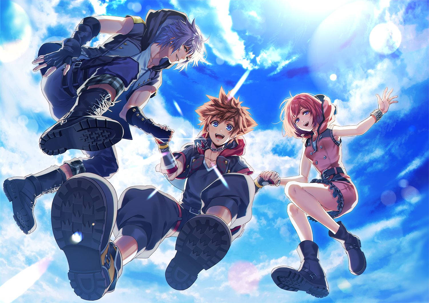 Kingdom Hearts 3 桌布 壁紙 — 三個動漫角色在明亮的藍天中歡快地跳躍，天空中有蓬鬆的雲朵和太陽耀斑。