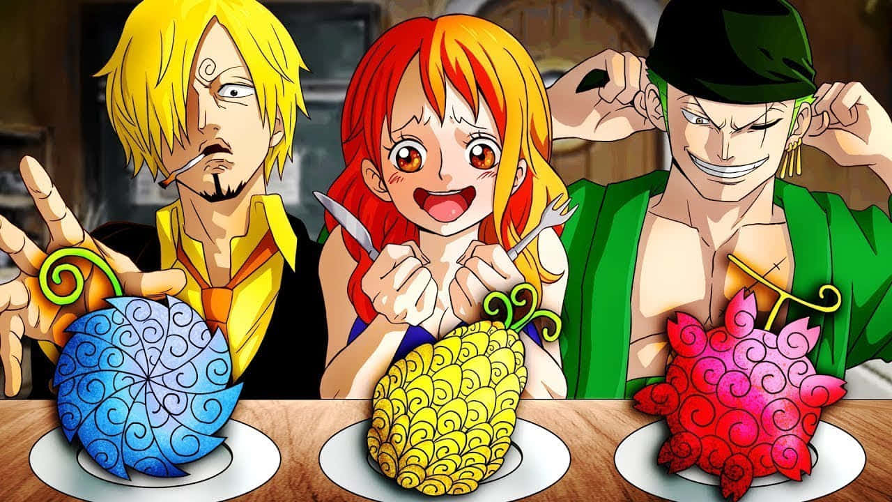 Devil Fruit 桌布 壁紙 — 三個動漫角色在木桌上愉快地吃著色彩繽紛的惡魔果實，表情豐富，帶有充滿活力的漩渦圖案。