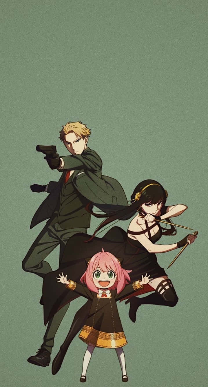 Anya Spy X Family 桌布 壁紙 — 三個動漫角色在柔和的綠色背景前動態擺姿勢，一個瞄準槍，另一個拿著弓，第三個開朗地微笑。