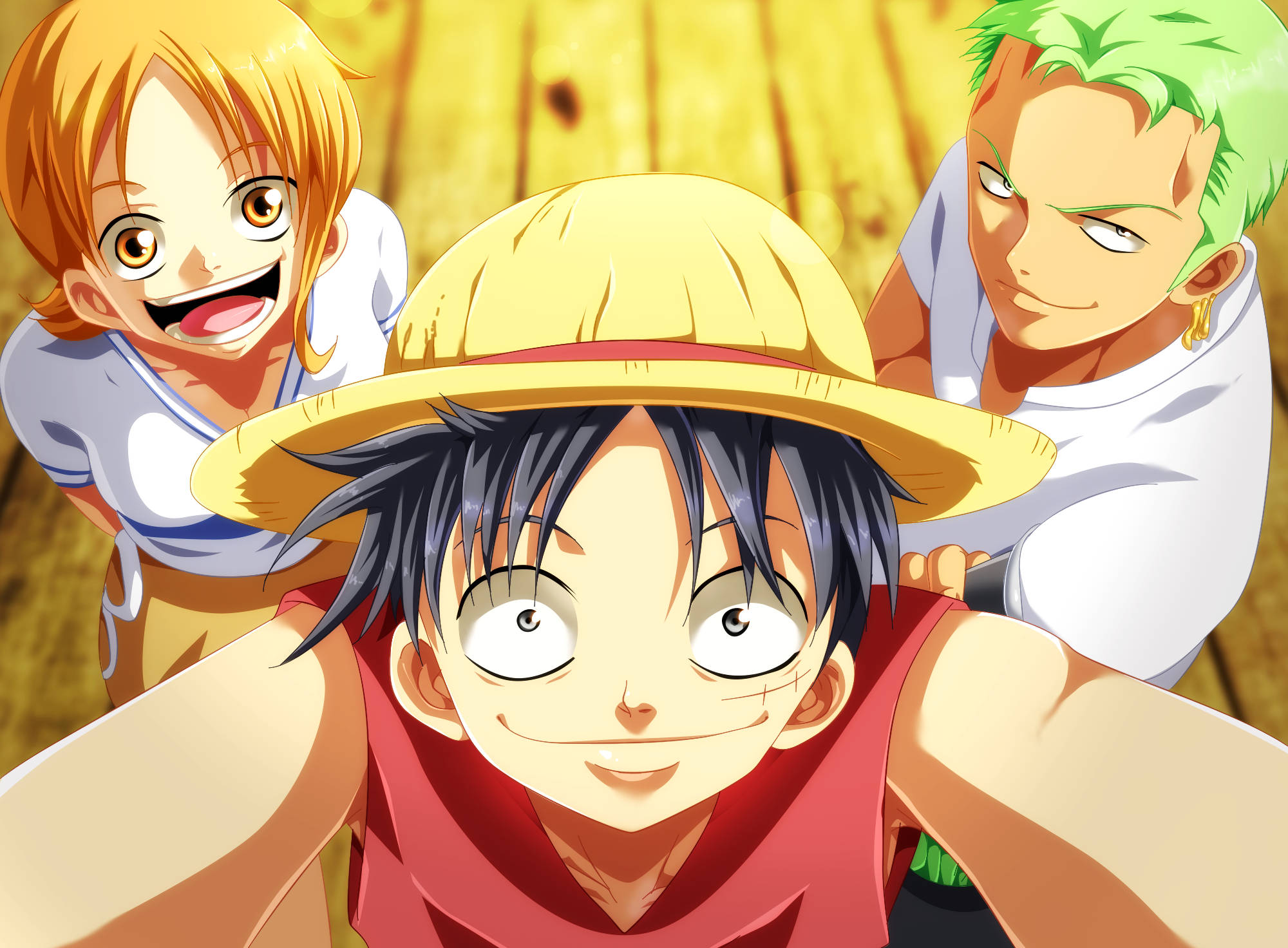 Luffy 桌布 壁紙 — 三個動漫角色在溫暖的木質背景前，以鮮豔的色彩和富有表現力的眼睛開心地咧嘴笑。