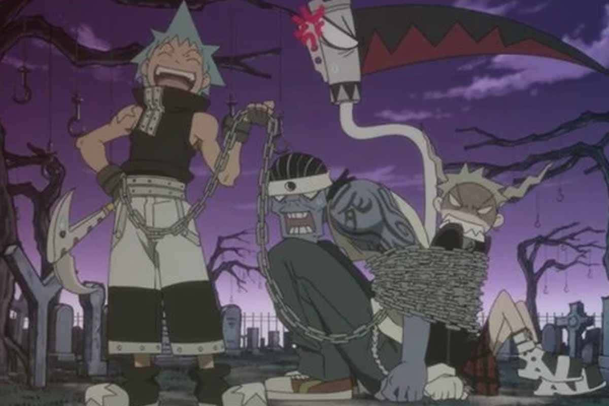 Soul Eater 桌布 壁紙 — 三個動漫角色在紫色天空的墓地中，一個大笑著用鎖鏈綁住一個被束縛的人物，另一個揮舞著鐮刀。