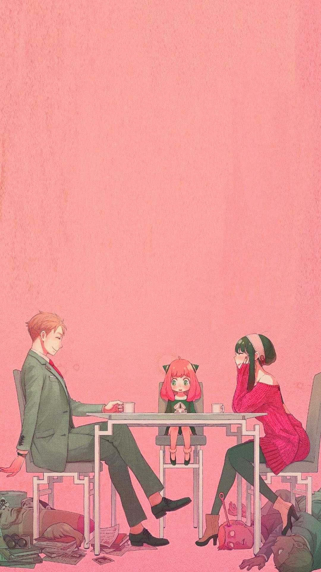 Anya Spy X Family 桌布 壁紙 — 三個動漫角色坐在一張桌子旁，身處一個粉紅色的房間，房間裡散落著紙張，中間有一個像貓的女孩。
