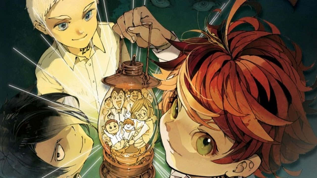 The Promised Neverland 桌布 壁紙 — 三個動漫角色專注地凝視著一個發光的燈籠，裡面有微笑的孩子們，背景是深綠色。