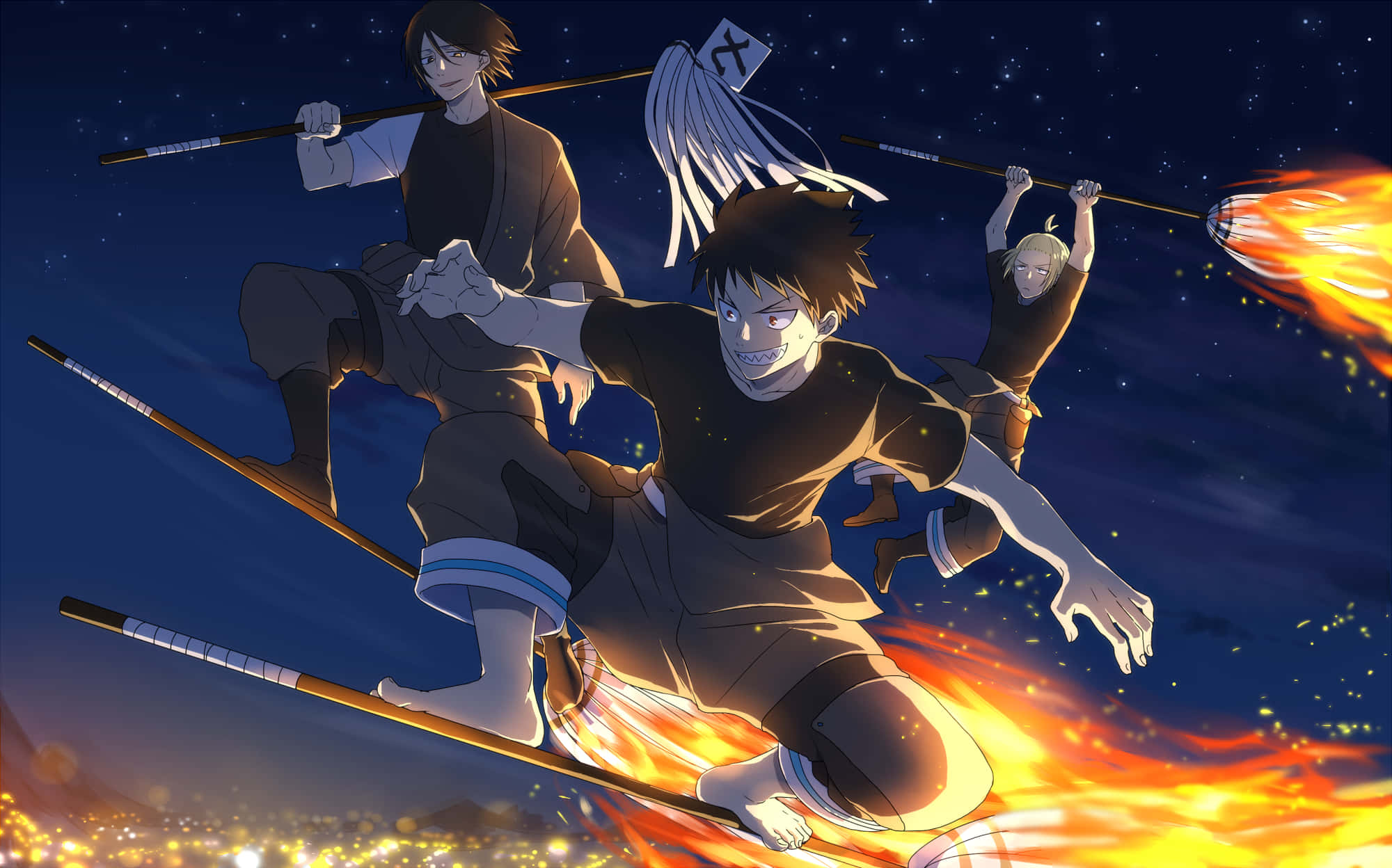 Tamaki Fire Force 桌布 壁紙 — 三個動漫角色帶著堅定的表情，在火焰棍上翱翔於繁星點點的夜空。
