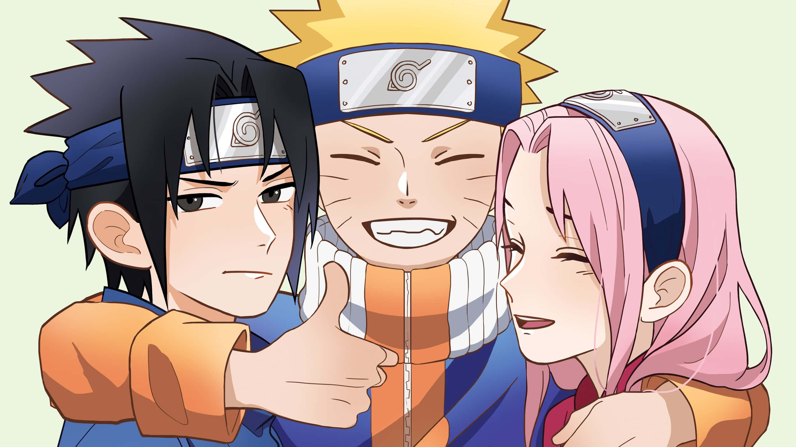 Sasuke Sakura 桌布 壁紙 — 三個動漫角色快樂地擁抱，鳴人在中間大笑，佐助豎起大拇指，小櫻溫暖地微笑。