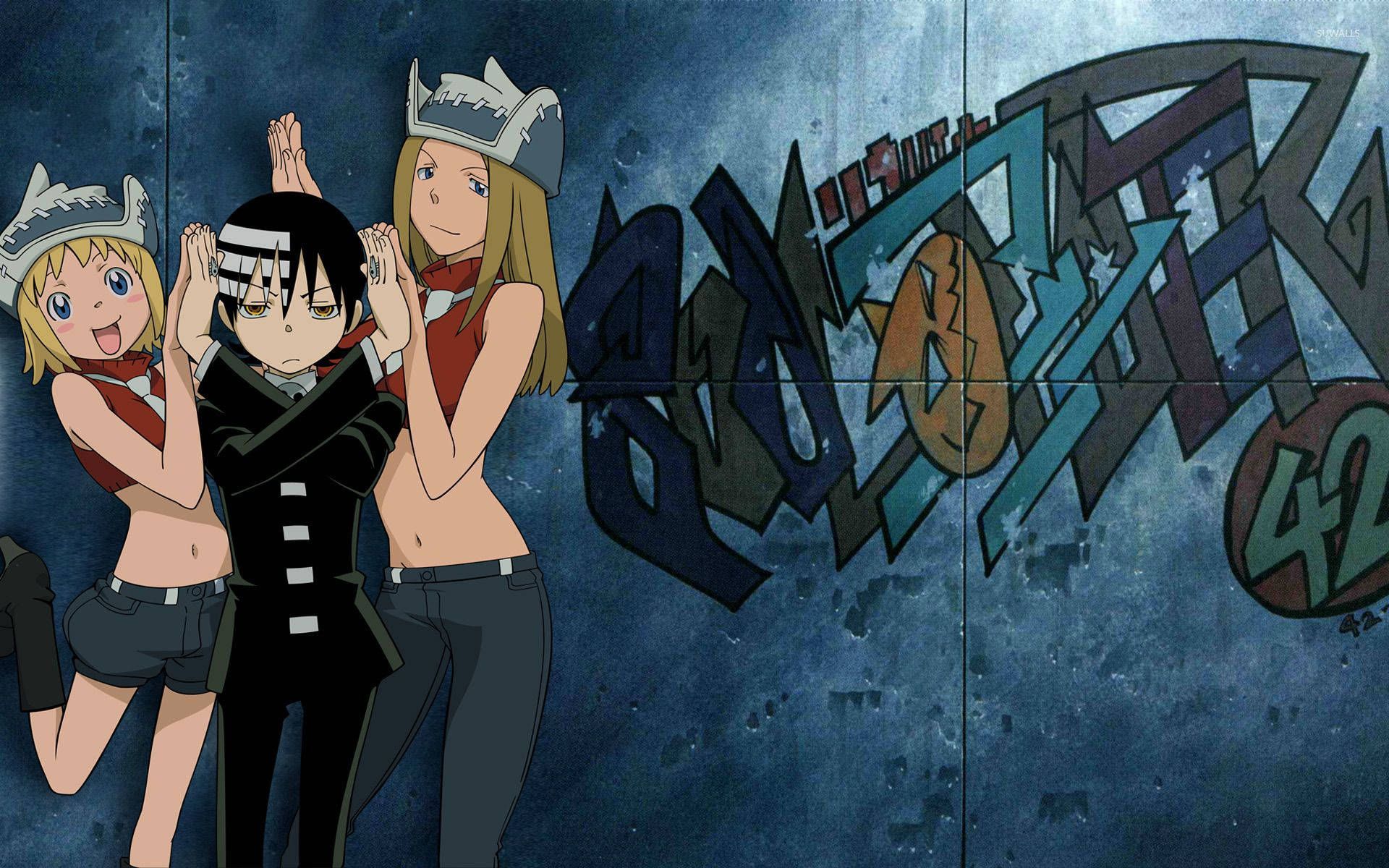 Soul Eater 桌布 壁紙 — 三個動漫角色穿著校服，在塗鴉覆蓋的藍色牆前開心地擺姿勢。