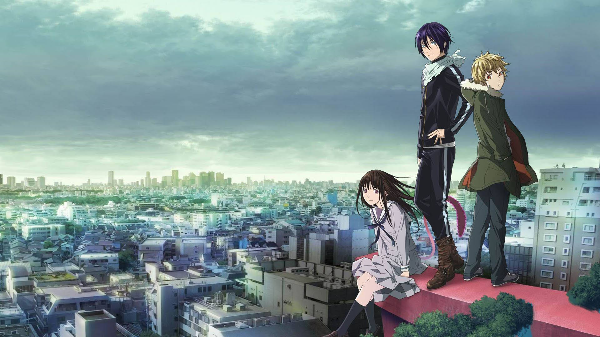 Noragami 桌布 壁紙 — 三個動漫角色站在屋頂上，俯瞰著多雲天空下的廣闊城市景觀。