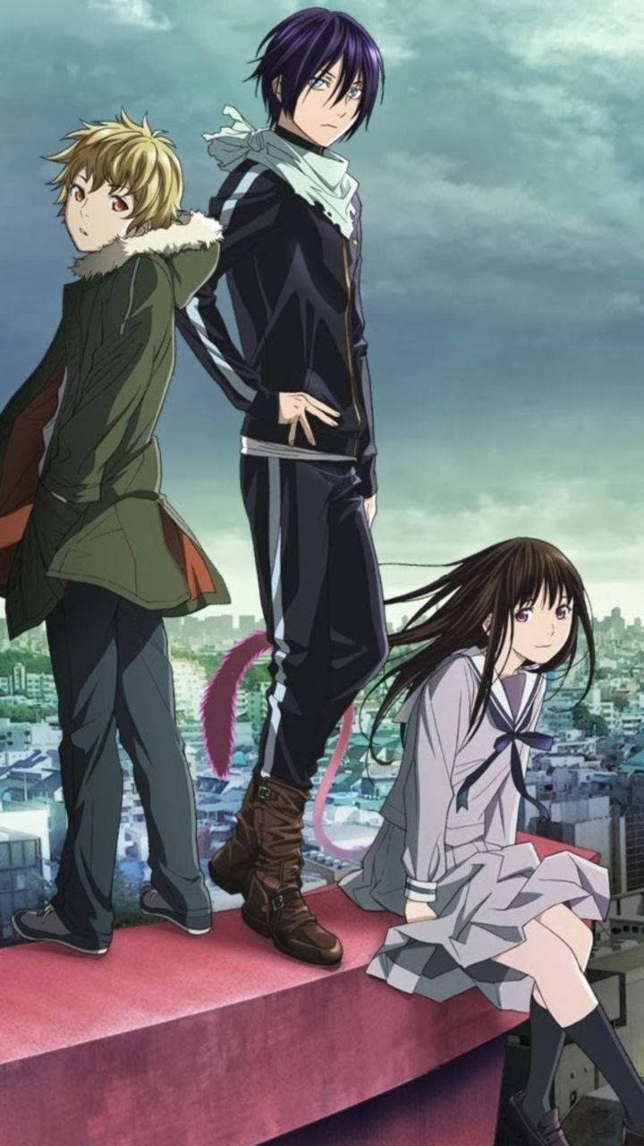 Noragami 桌布 壁紙 — 三個動漫角色站在屋頂上，俯瞰著陰天下一座廣闊的城市。