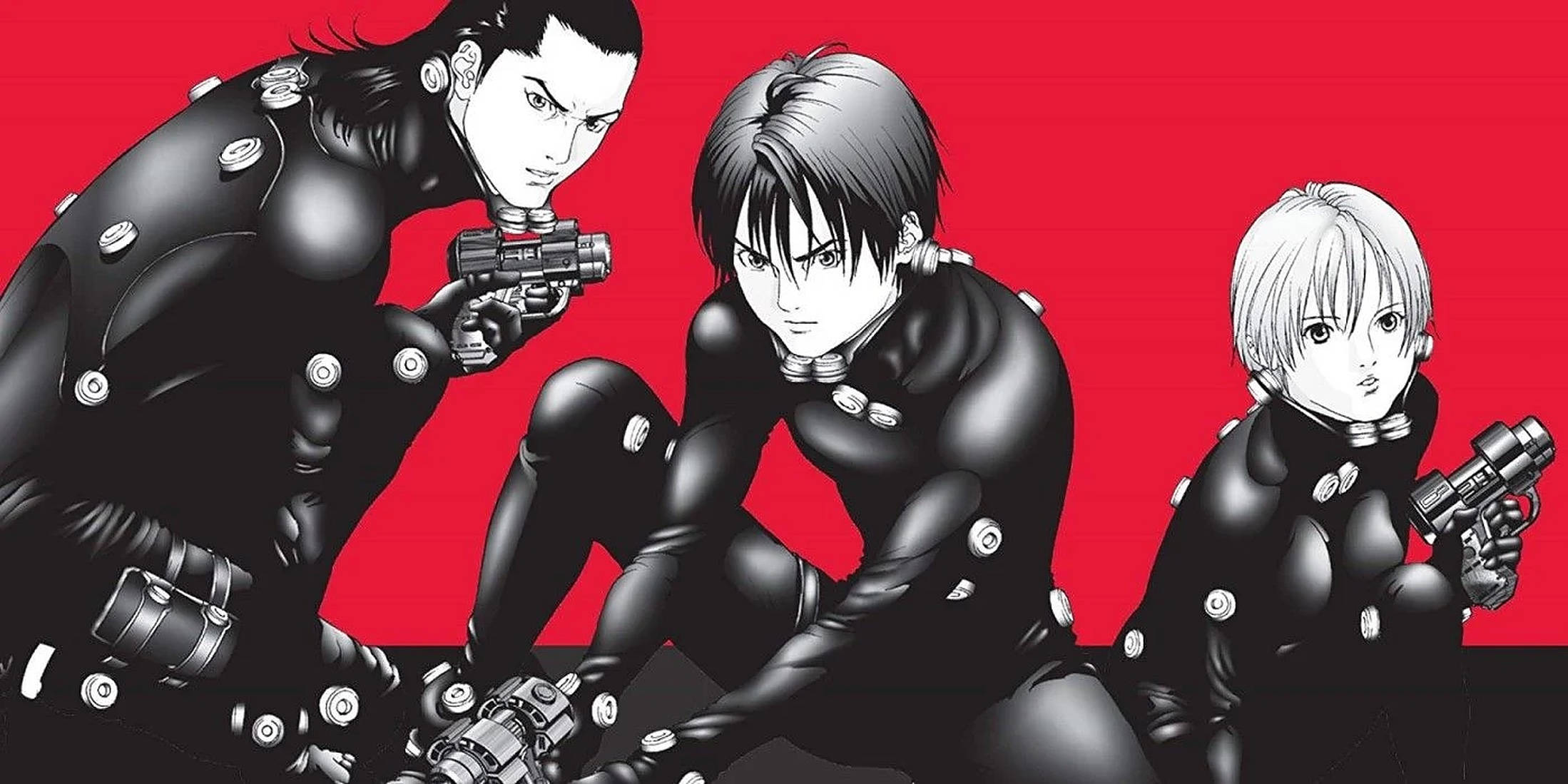Gantz 桌布 壁紙 — 三個動漫角色身穿黑色戰術裝備，持槍蹲在鮮紅色背景前。