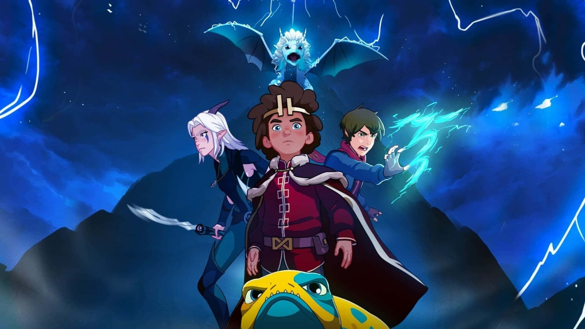 The Dragon Prince 桌布 壁紙 — 三個動畫冒險家與一條發光的龍和一個黃色生物站在山頂上，背景是帶有閃電的暴風雨藍天。