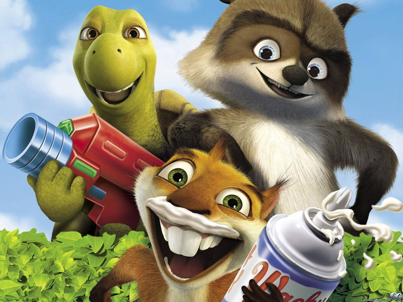 Over The Hedge 桌布 壁紙 — 三個動畫動物朋友在戶外開心大笑，手持噴霧罐和玩具槍，背景是明亮的藍天。