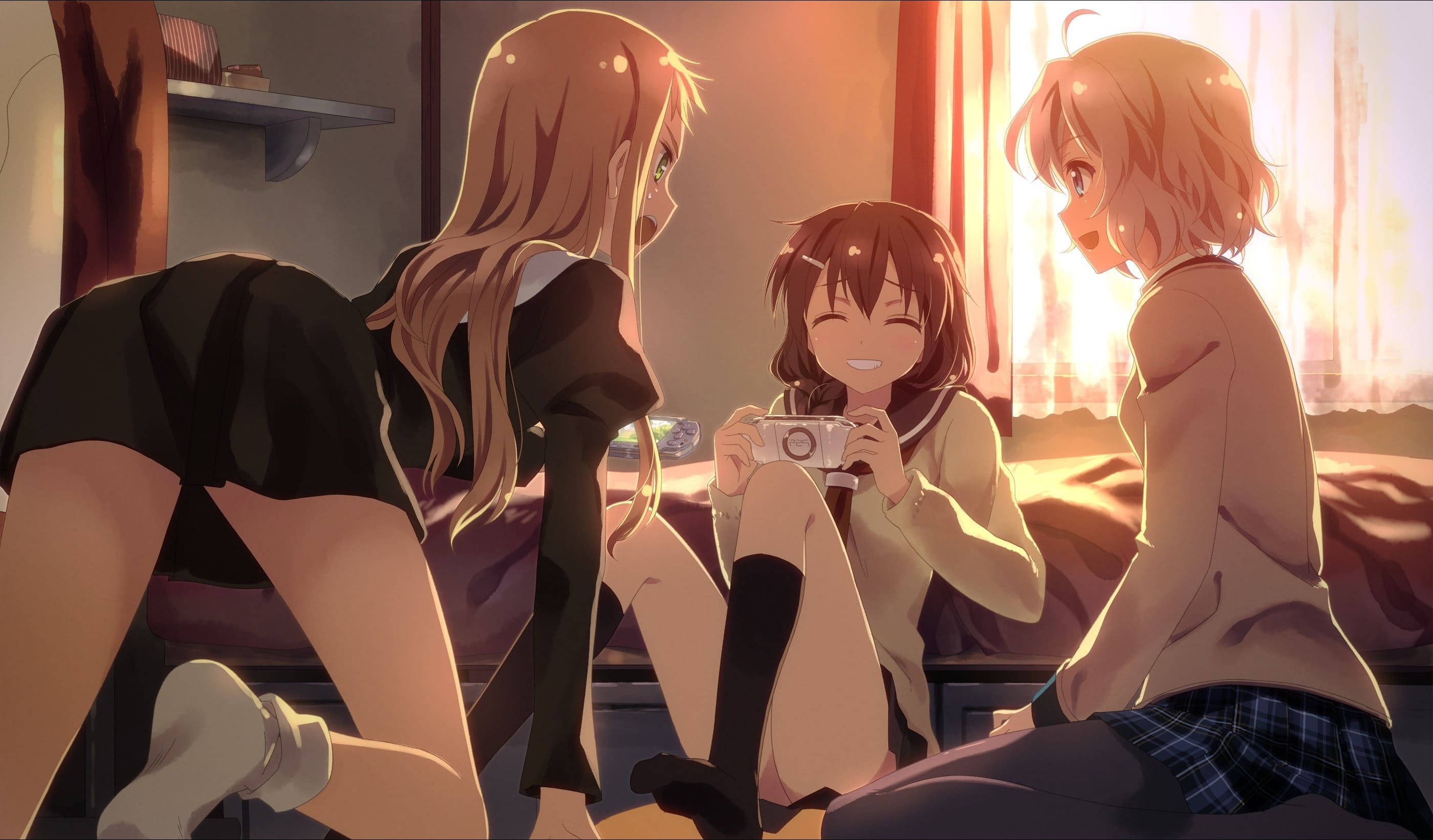 Sexy Anime 桌布 壁紙 — 三個動畫女孩在室內分享一個溫暖、金光閃閃的時刻，其中一個拿著相機一起大笑。