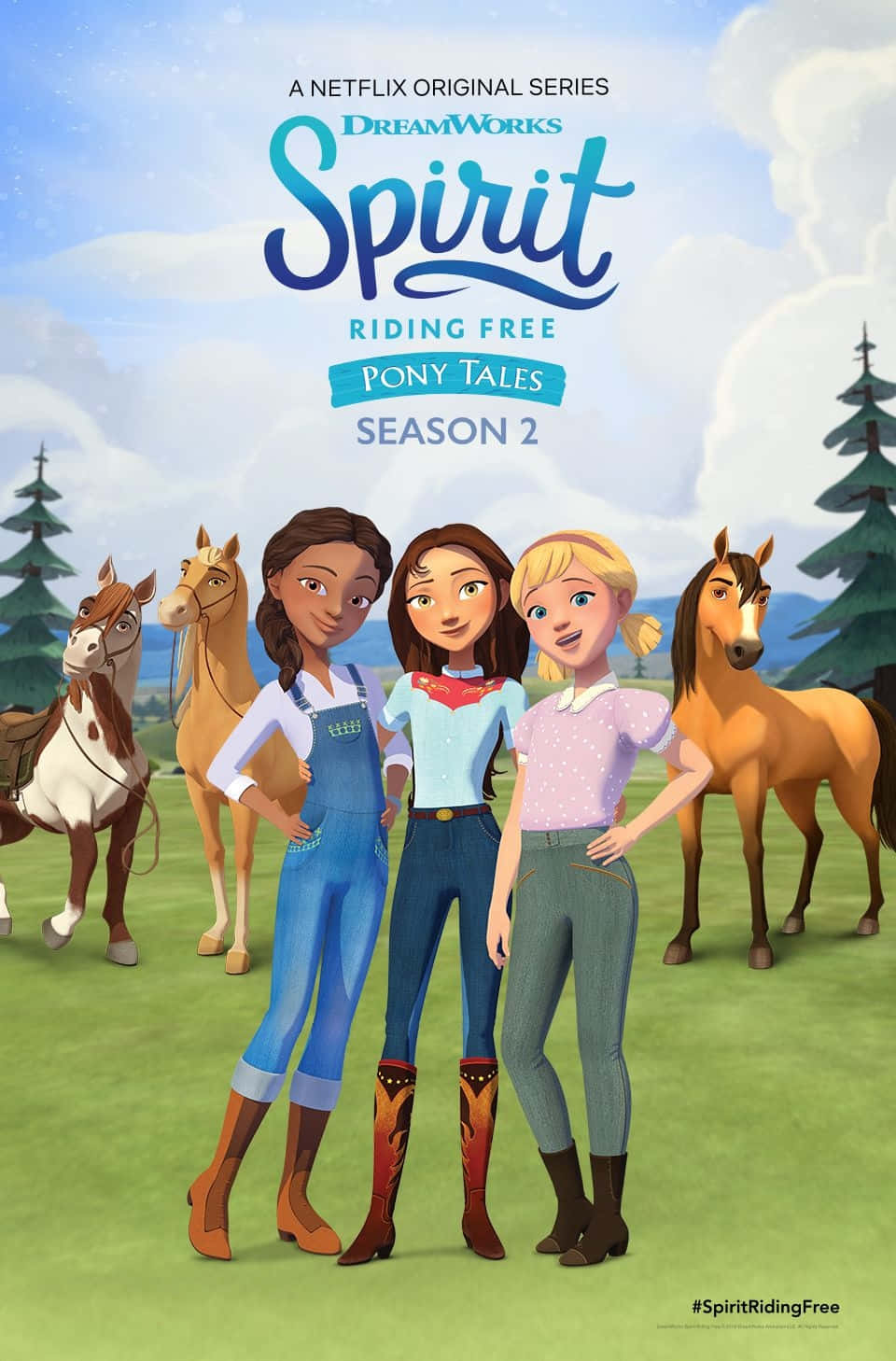 Animated 桌布 壁紙 — 三個動畫女孩穿著騎馬裝備，在陽光明媚的草地上自信地與馬匹站在一起，背景是藍天白雲。