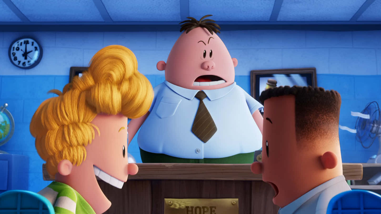 Animated 桌布 壁紙 — 三個動畫學生在藍色教室裡盯著一位震驚的老師，老師坐在標有「希望」的桌子後面。