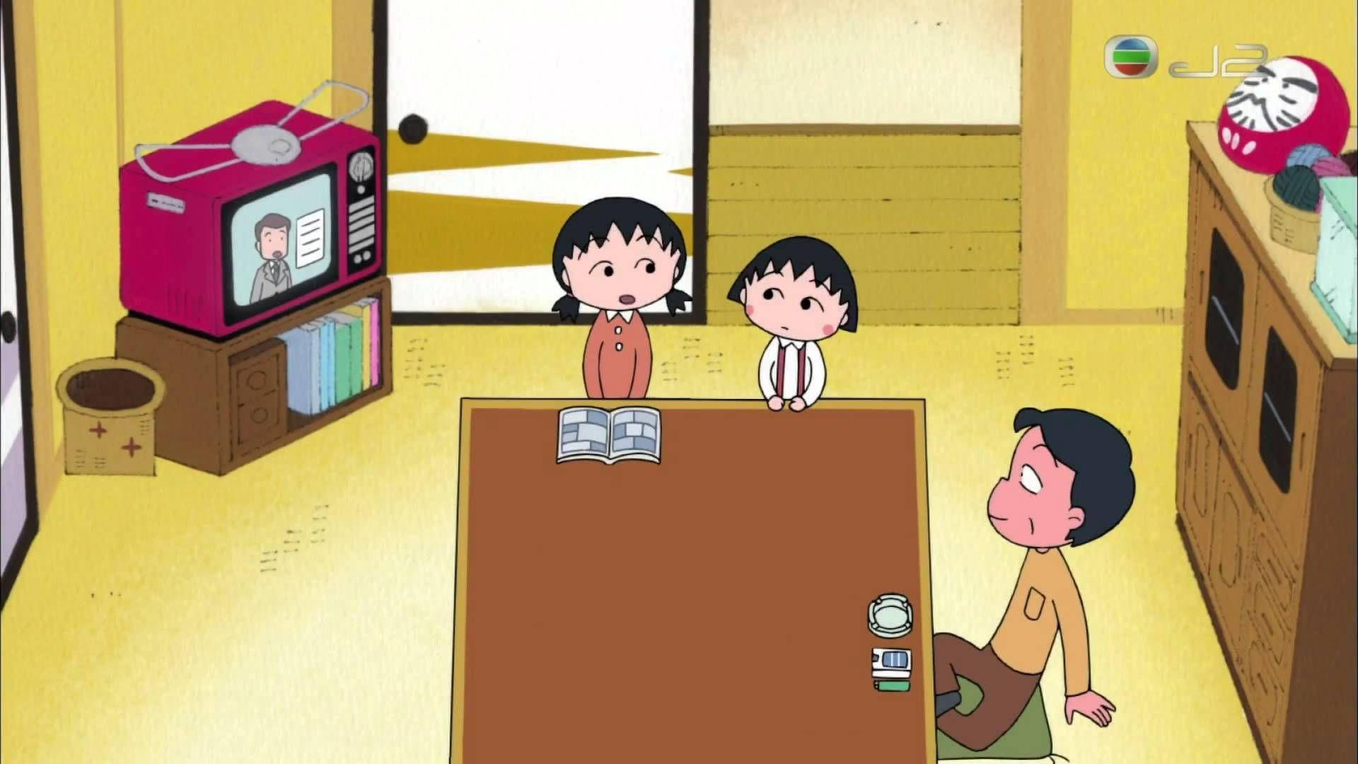 Chibi Maruko Chan 桌布 壁紙 — 三個動畫小孩圍坐在一張矮桌旁，在一個溫暖照明的日式房間裡，有一台復古粉紅色電視。