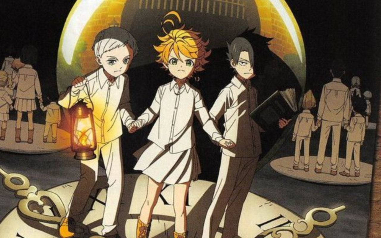 The Promised Neverland 桌布 壁紙 — 三個動畫小孩在發光的月亮下手牽手，同時拿著燈籠和一本書，在一個超現實的時鐘主題場景中。