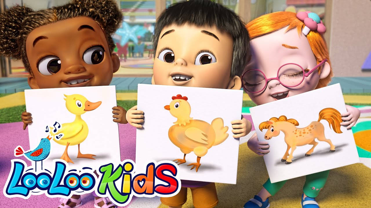 動物 桌布 壁紙 — 三個動畫小孩在色彩繽紛的卡通場景中開心地舉起鴨子、雞和小馬的畫作。