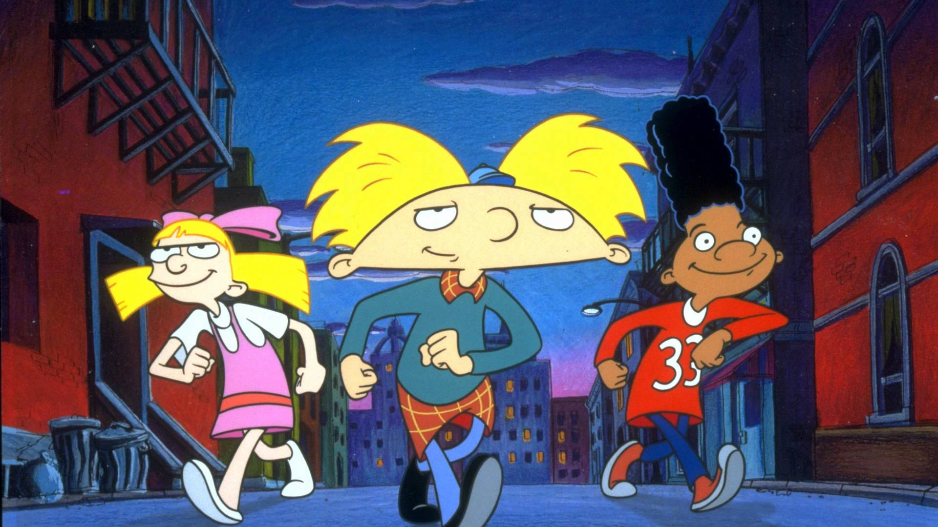 rugrats 桌布 壁紙 — 三個動畫小孩在黃昏時分開心地跑下一條色彩繽紛的城市小巷，後面有防火梯和磚建築。