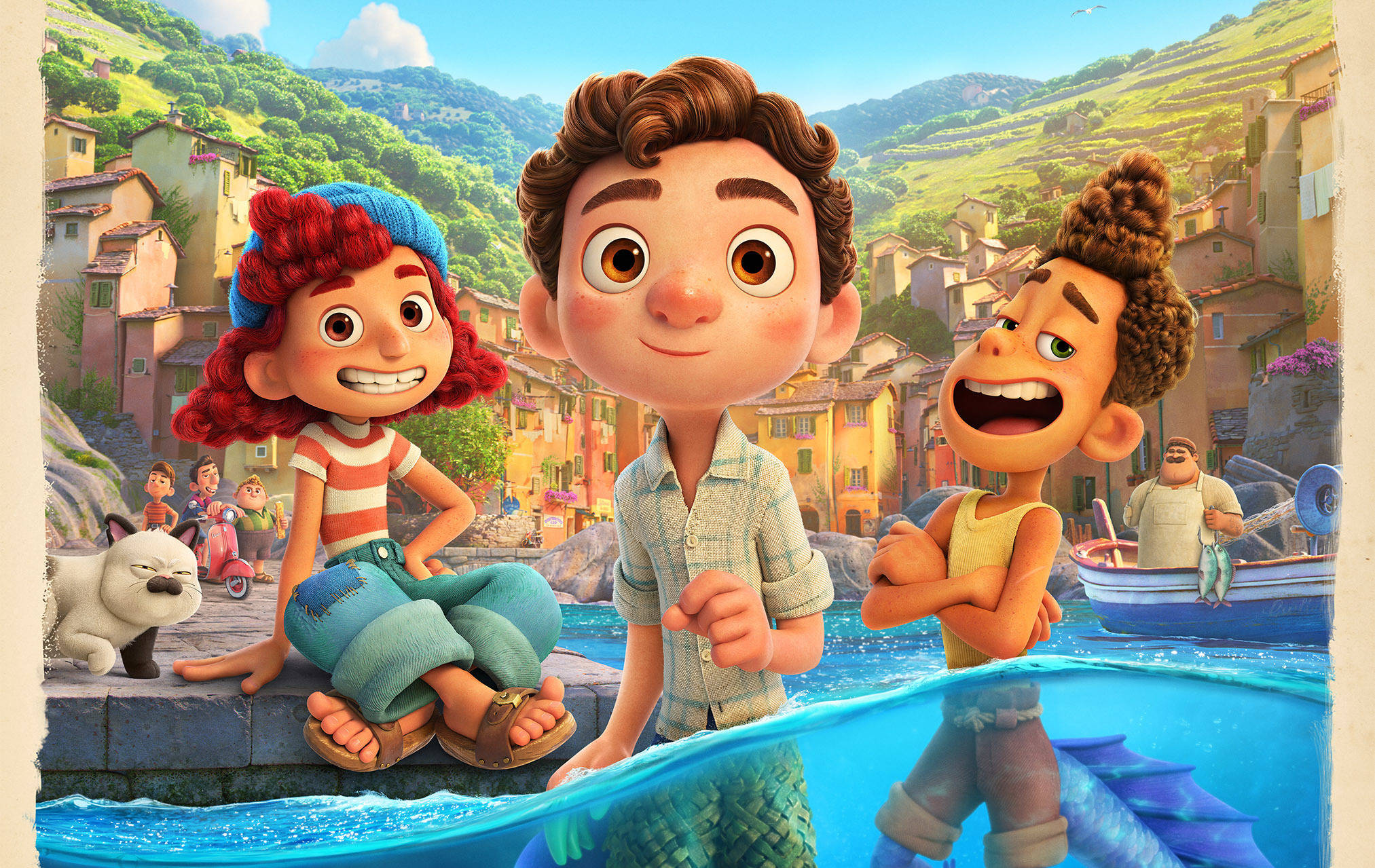 Pixar Luca 桌布 壁紙 — 三個動畫小孩帶著美人魚尾巴坐在海邊村莊，村裡有色彩繽紛的房子和一隻白貓。