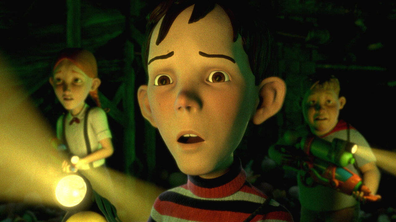 Monster House 桌布 壁紙 — 三個動畫小孩睜大眼睛，手持手電筒探索一個黑暗、綠光籠罩的工業廢墟。