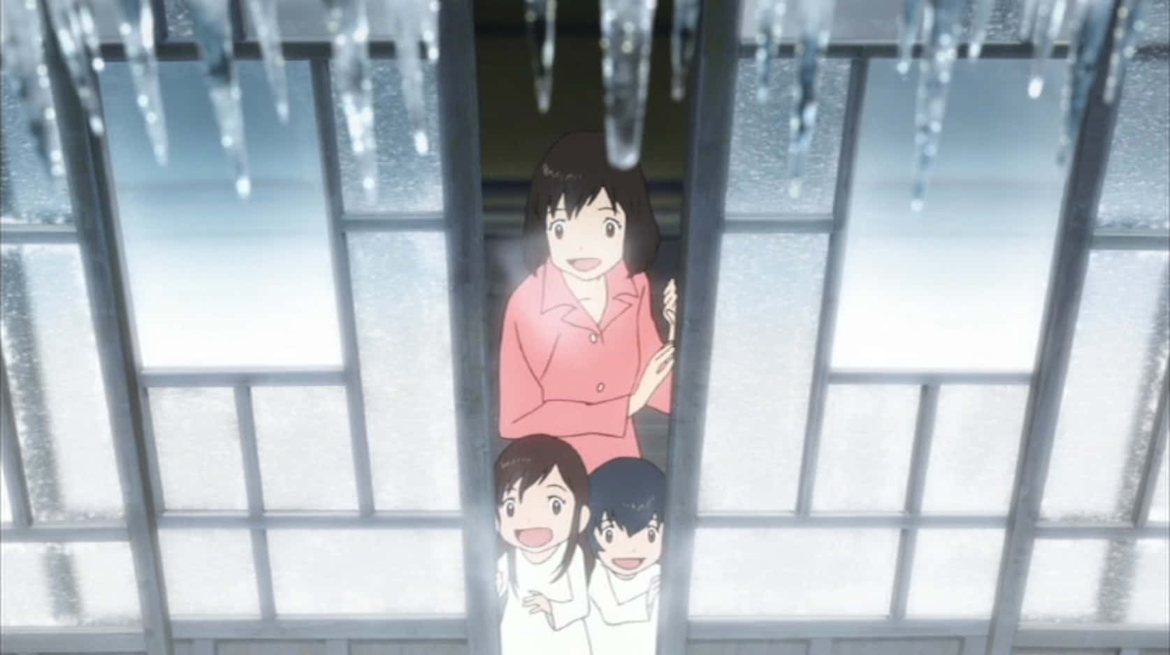 Wolf Children 桌布 壁紙 — 三個動畫小孩透過結霜的窗戶窺視，窗戶上掛著冰柱，他們溫暖地對著觀眾微笑。