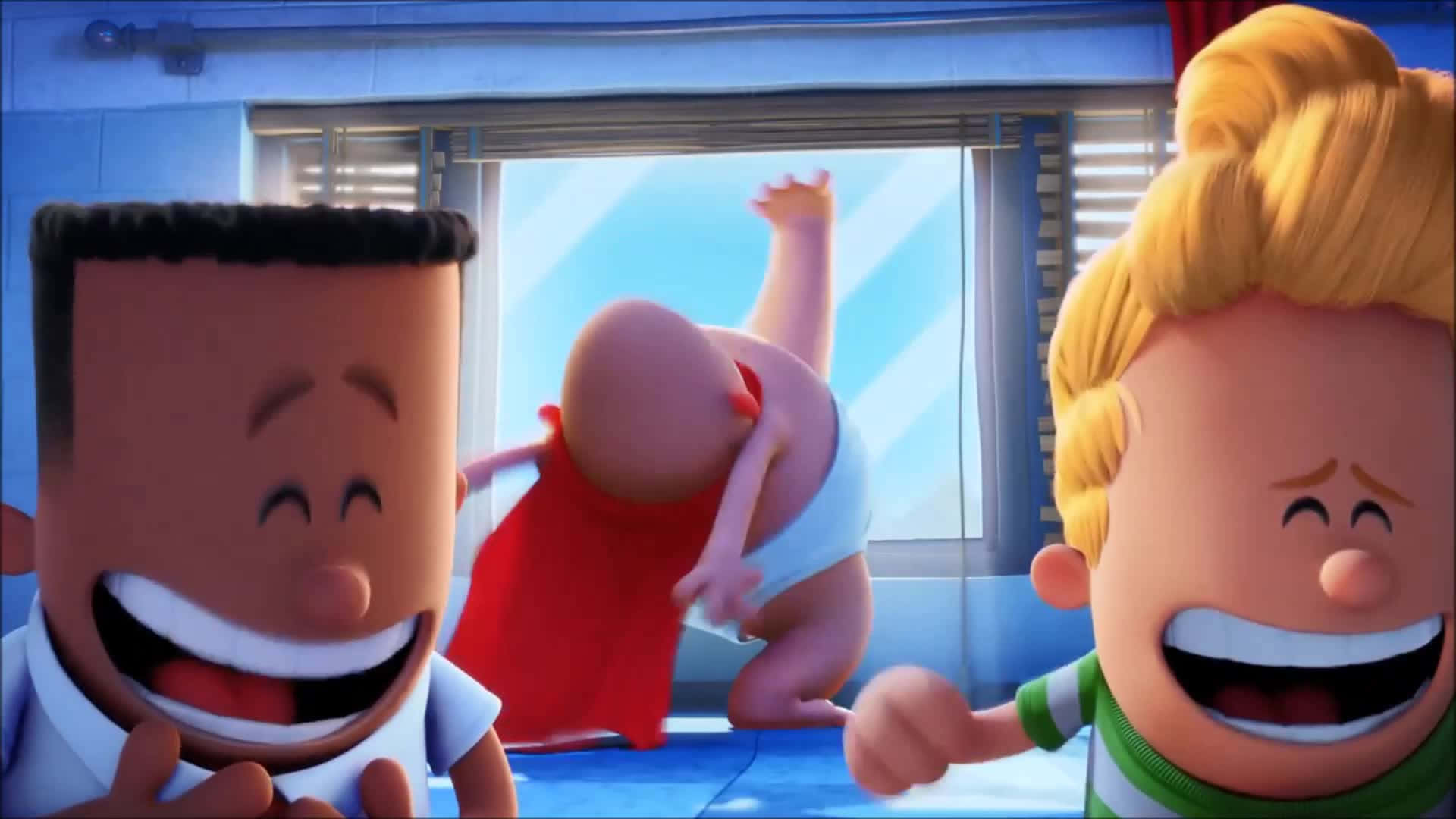 Animated 桌布 壁紙 — 三個動畫小孩開懷大笑，一個穿著紅色斗篷的嬰兒在明亮的藍色房間裡跳過窗戶。